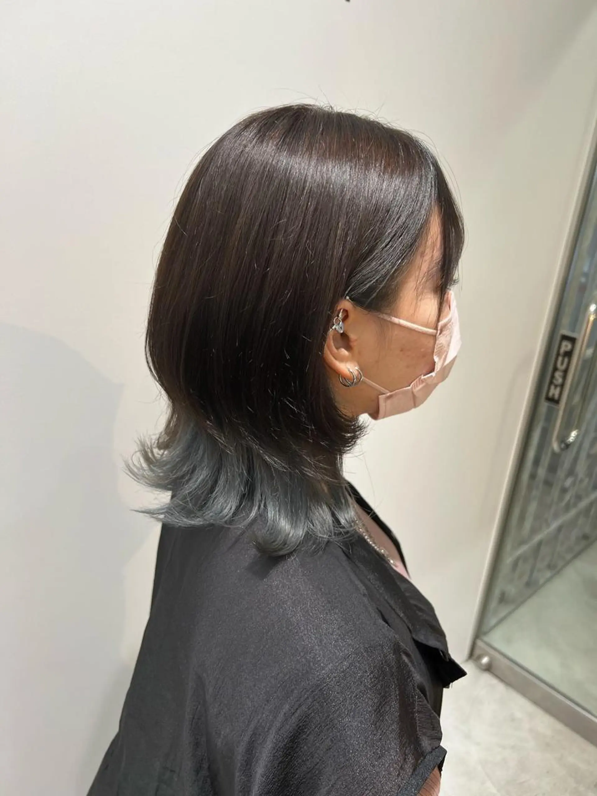 ミディアム カラー シルバー レイヤーカット 中西 彩愛のヘアスタイル