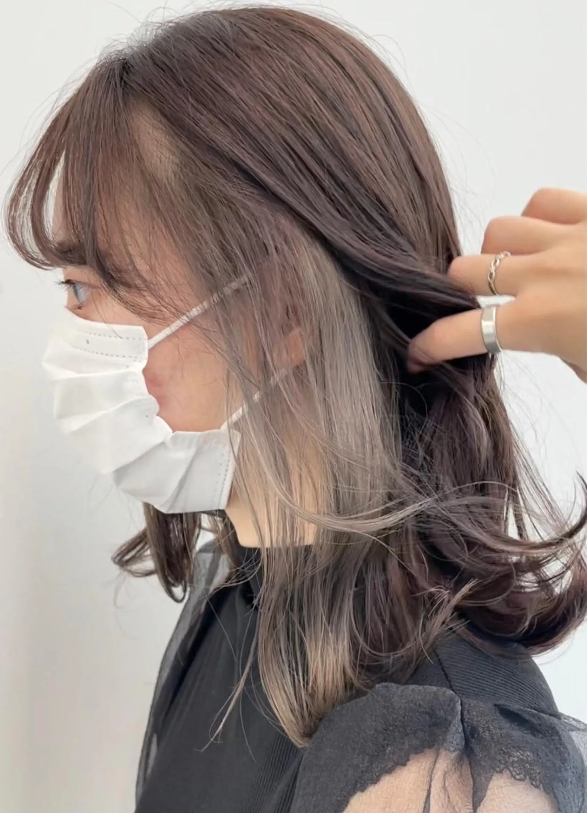 ミディアム カラー ヘアアレンジ ブリーチ イヤリングカラー グレージュ シルバー シルバーグレージュ ヘアカラー トリートメント 🦄インナーカラー 🦄貫井彩花のヘアスタイル