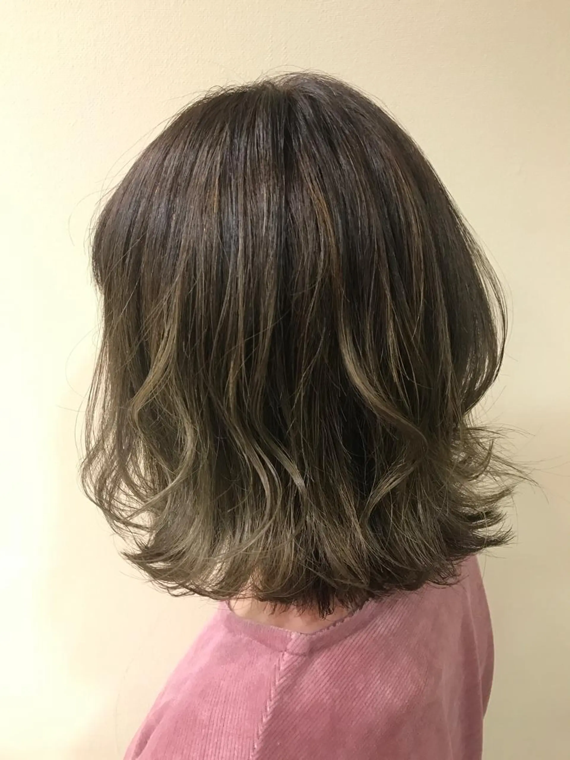 ショート カラー カット ヘアカラー 貝通丸 朱里のヘアスタイル