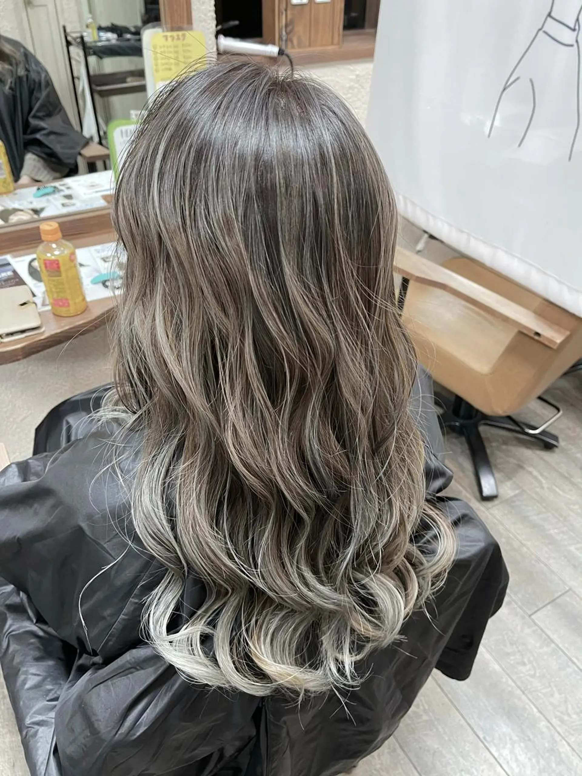 ロング カラー グラデーションカラー ハイライトカラー シルバー ハイライト 磧本 祐里恵のヘアスタイル
