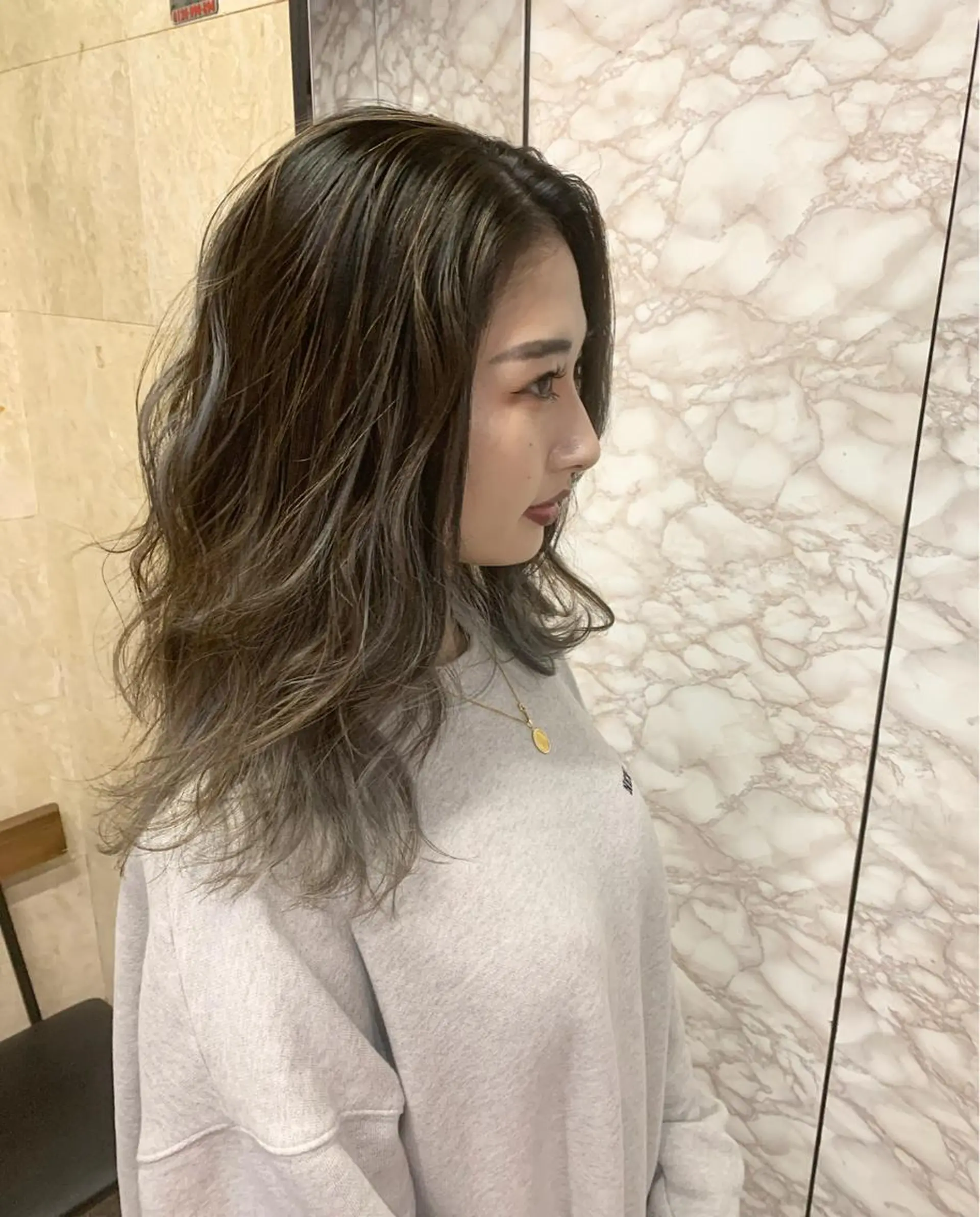 セミロング レイヤーカット 🌟小顔レイヤー× 赤み消し透明感カラーのヘアスタイル