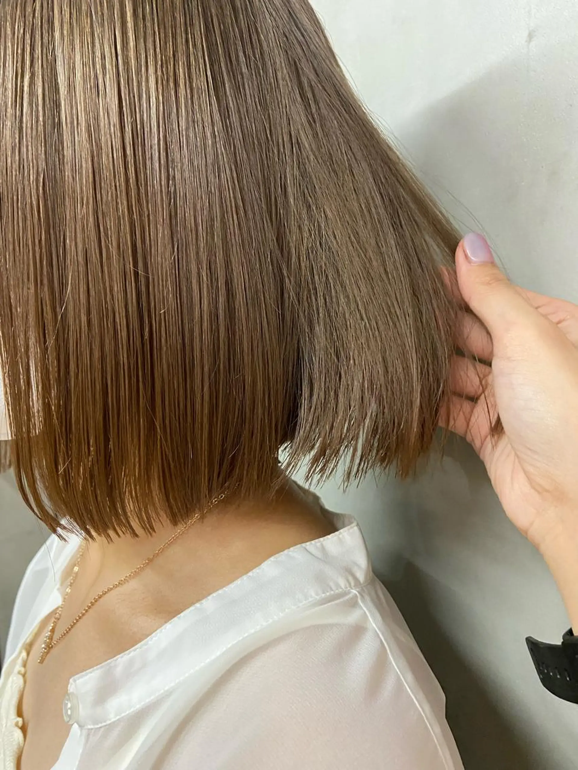 ショート カラー ベージュカラー ブリーチ ミルクティーベージュ SALTWATER AYARIのヘアスタイル