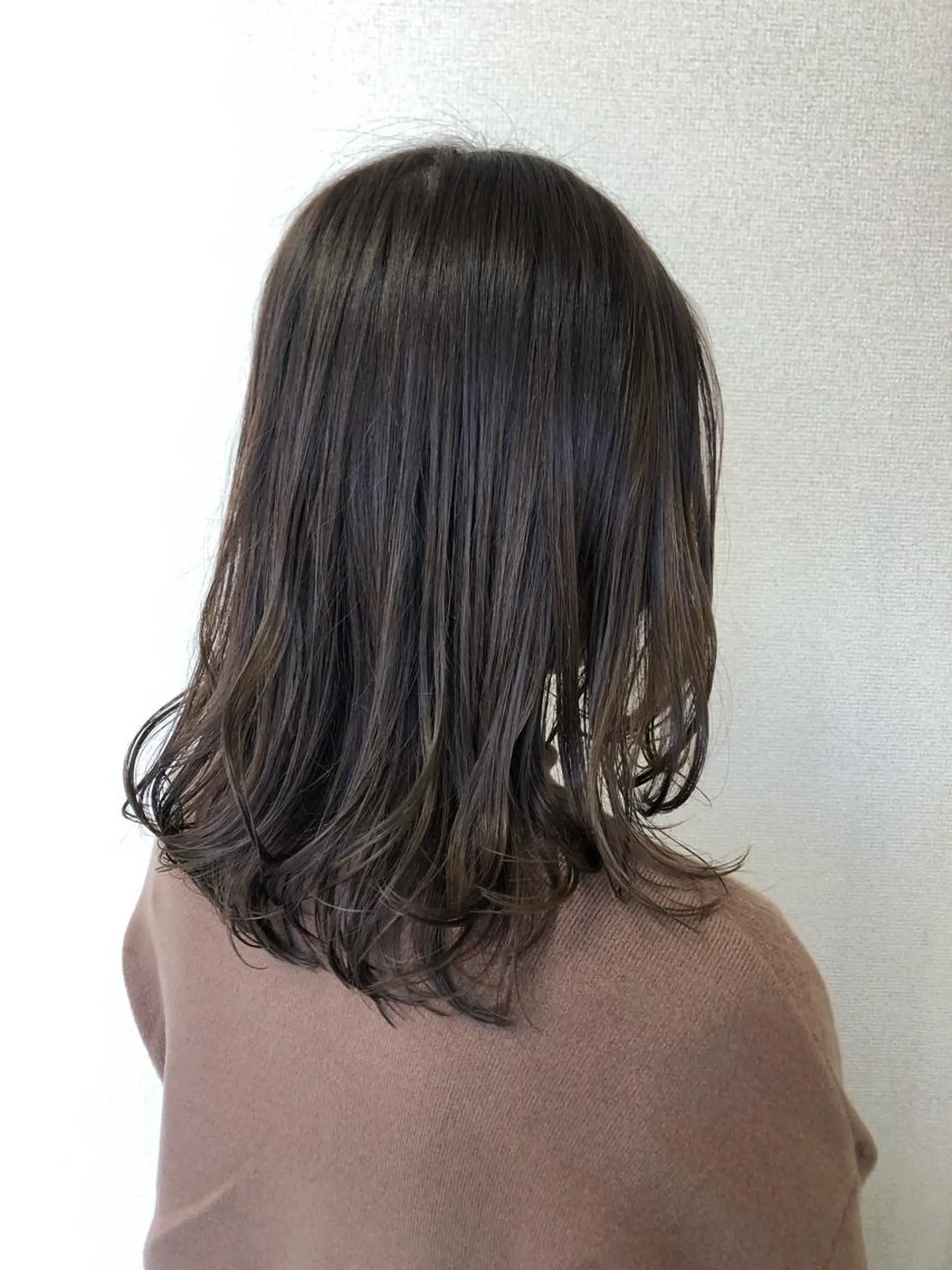 ミディアム カラー アッシュ バレイヤージュ ベージュカラー ブリーチ ブルーカラー 大久保 真希のヘアスタイル