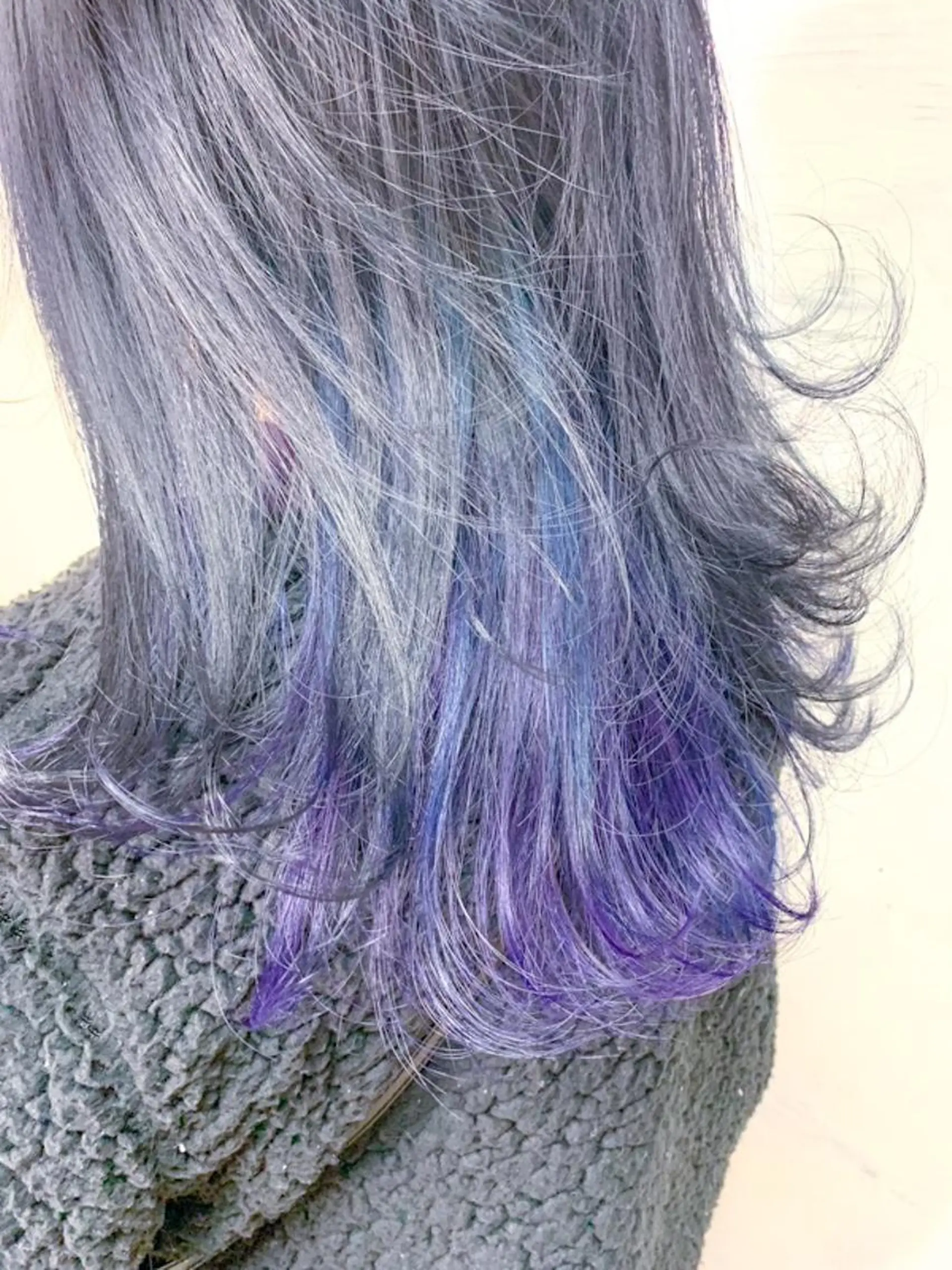 ミディアム カラー 黒髪 ブルーカラー ブルーブラック インナーカラー ラベンダーカラー カット ヘアカラー BOX mico.のヘアスタイル