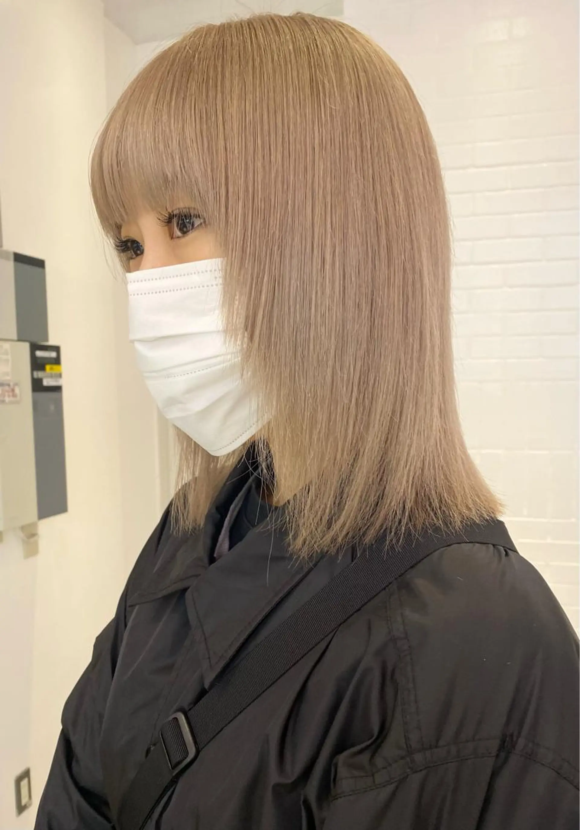 ロング カラー ネイル ベージュカラー グレージュ シルバー ホワイトベージュ ホワイトシルバー カット ヘアカラー 🎨ハイトーン/ 切りっぱなし みつきのヘアスタイル