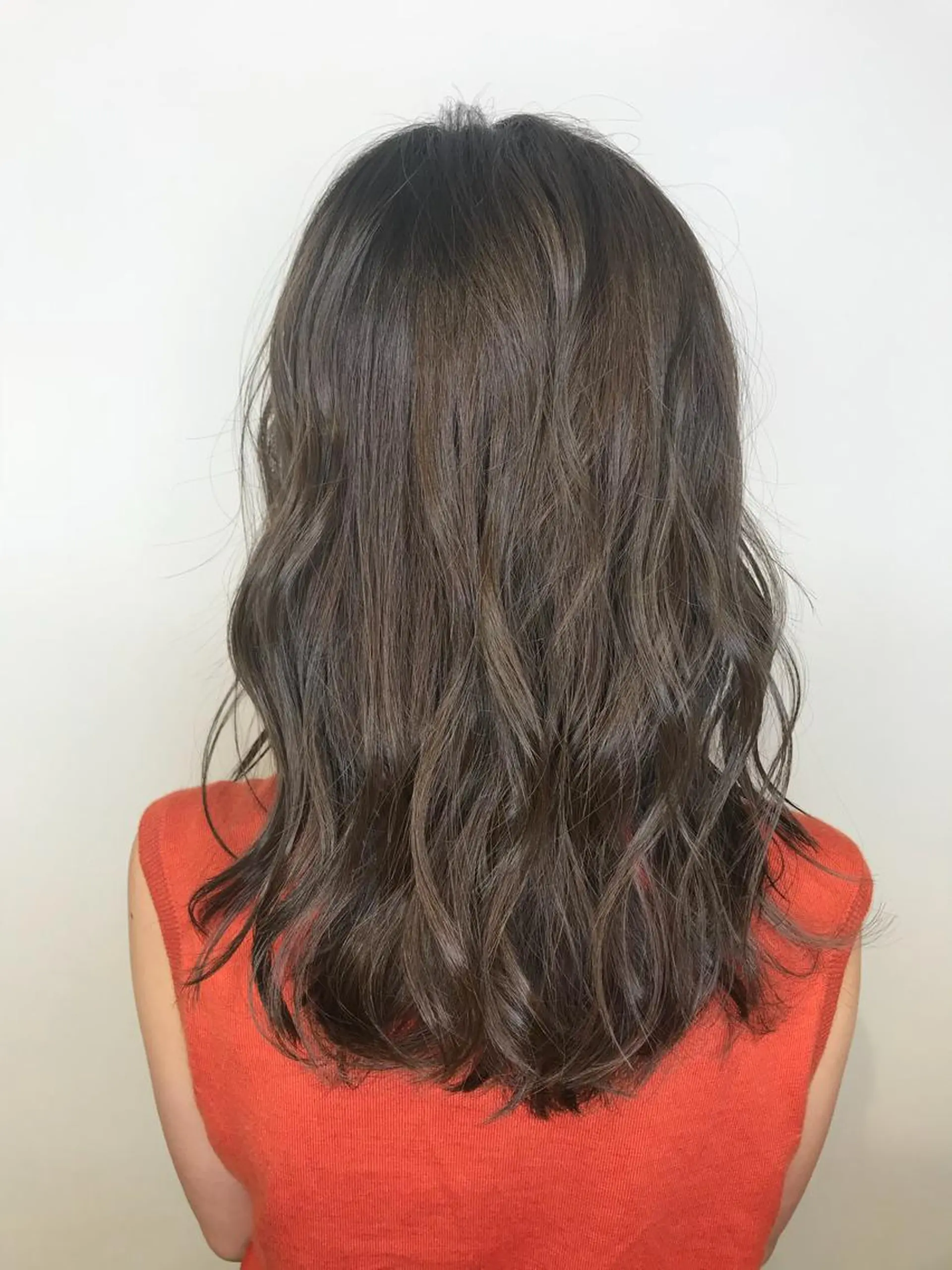 セミロング カラー アッシュ ブリーチ グレージュ ハイライトカラー イルミナカラー AMI Hair  supply所属・髪質改善カラー韓国風 レイヤーtudaのヘアスタイル