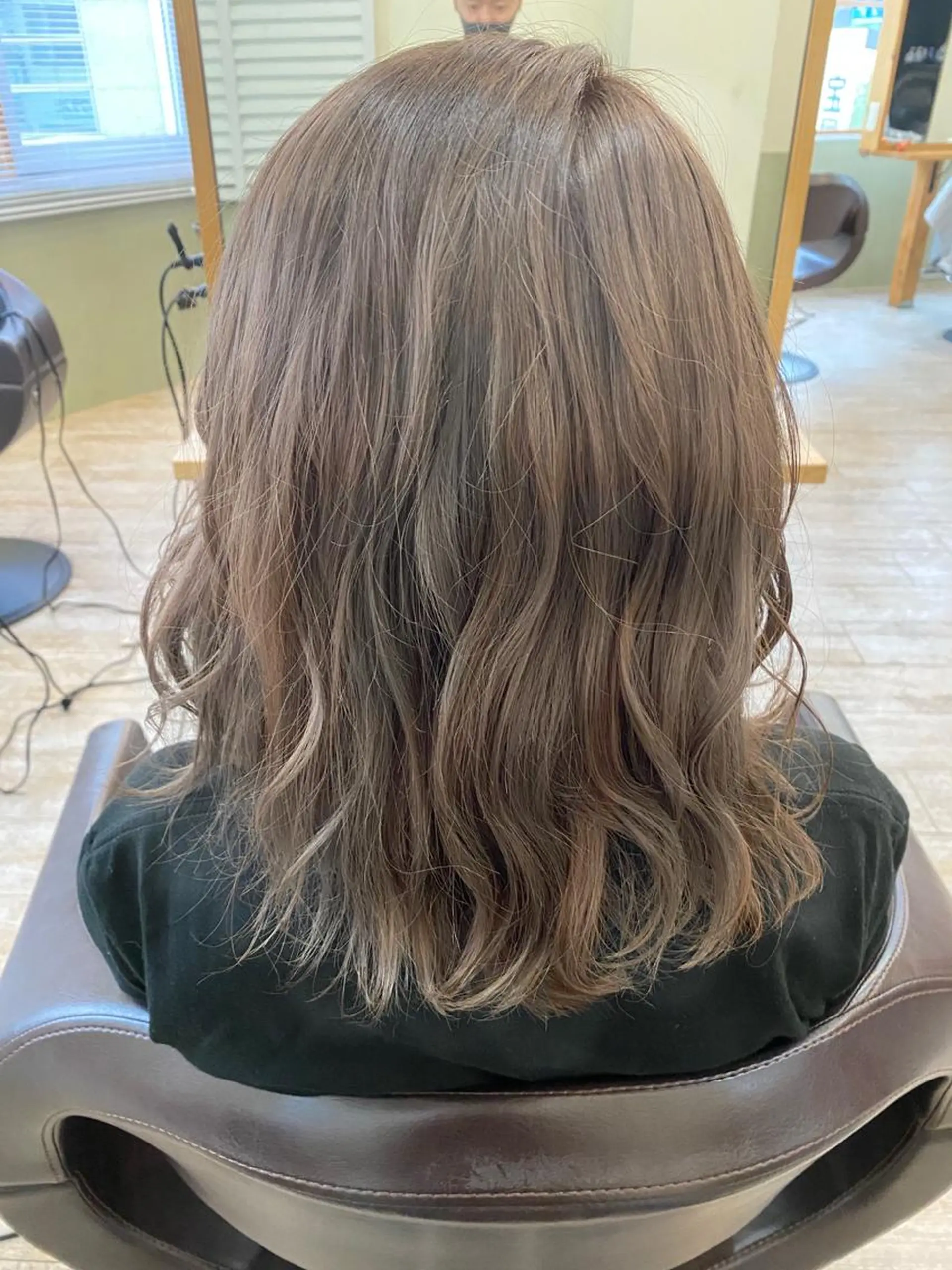 ミディアム カラー シルバー ヘアカラー トリートメント Agu  清尾 浩昭のヘアスタイル