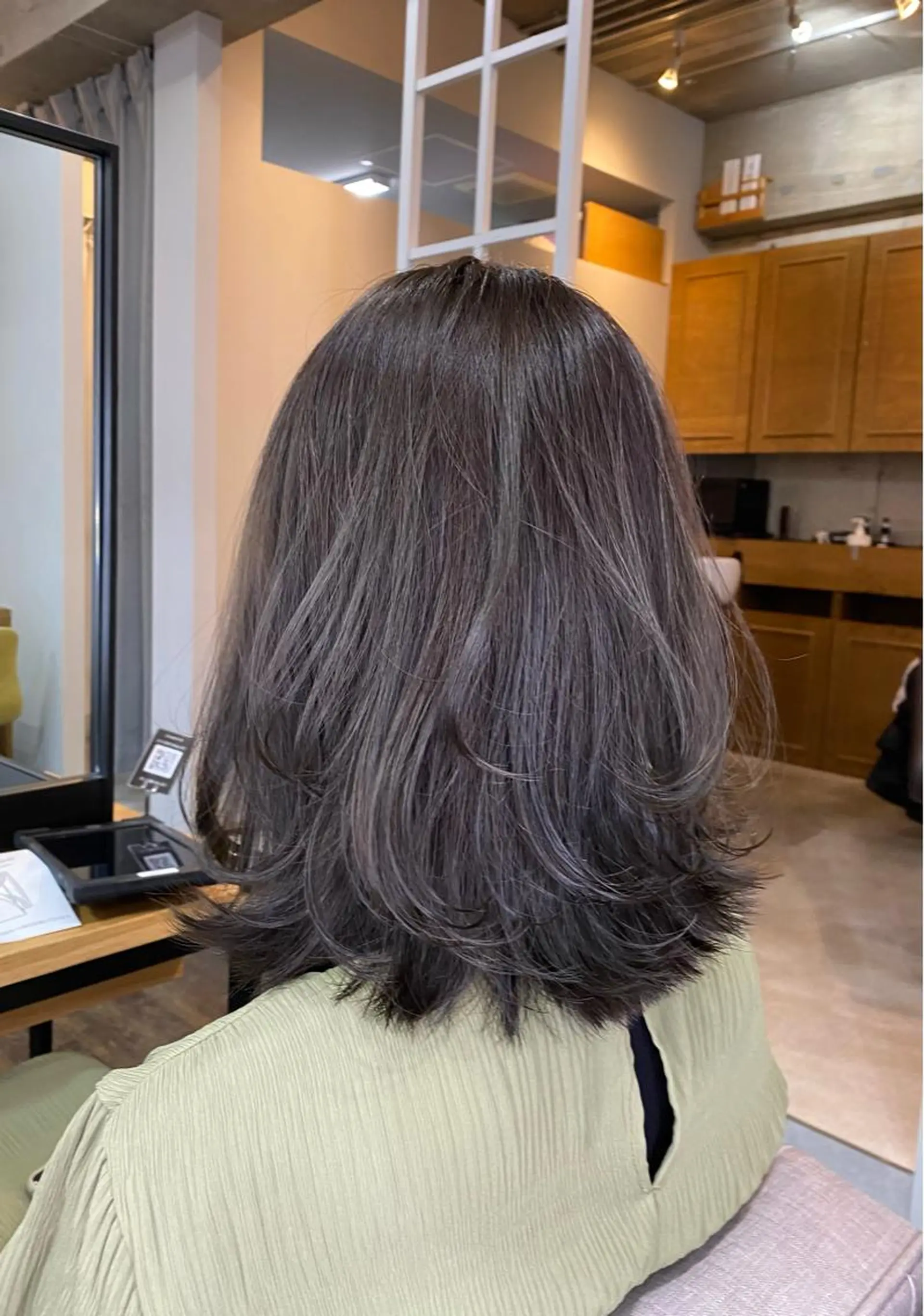 ミディアム カラー グレージュ オリーブグレージュ オリーブグレー 髪質改善 外ハネヘア カット 統括マネージャー/ 髪のドクター/前原悟のヘアスタイル