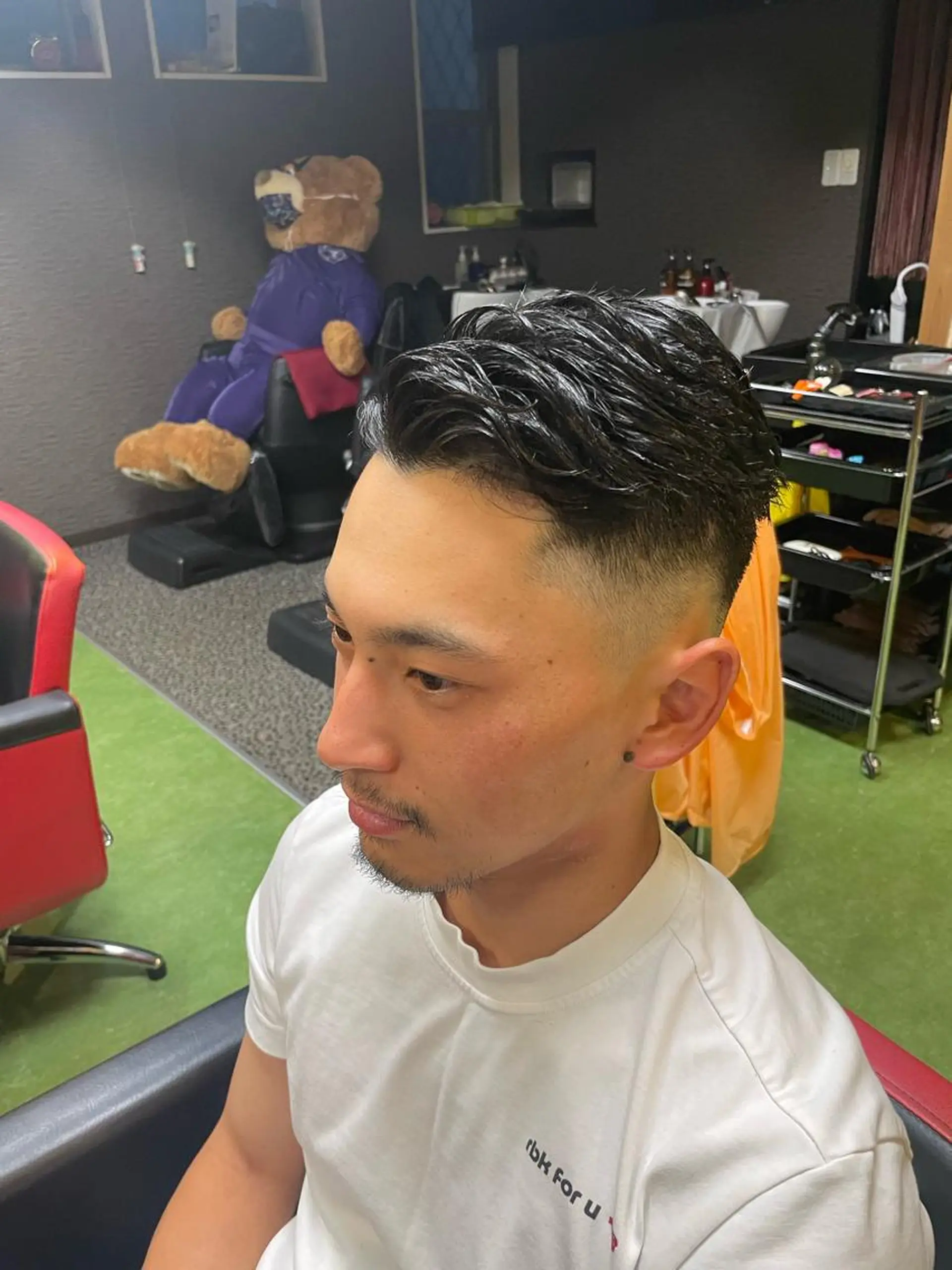 ショート メンズ フェードカット メンズパーマ 七三 スキンフェード くせ毛 カット デザインカラー🏝️ 須賀汐音のヘアスタイル