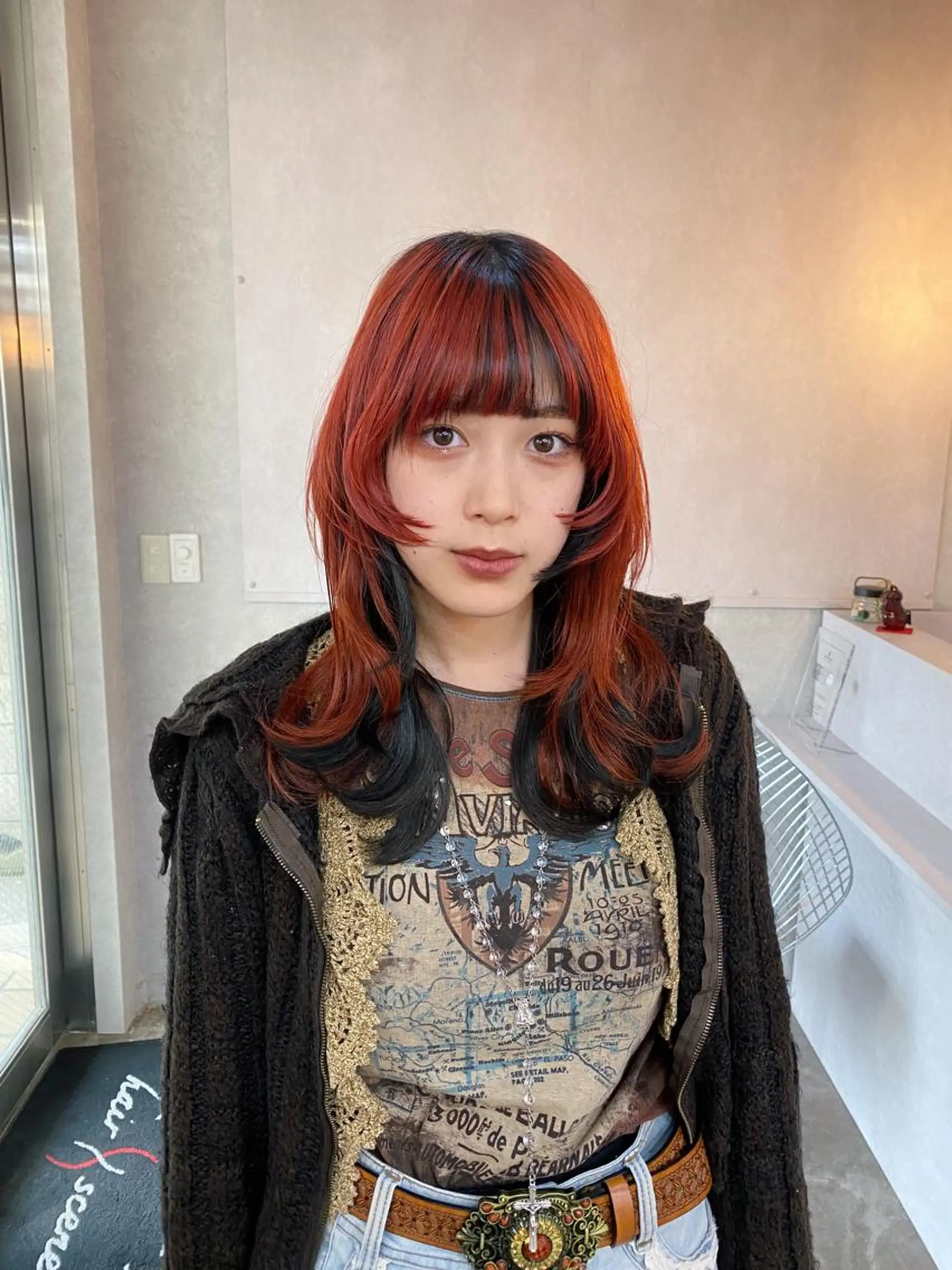 ミディアム カラー シールエクステ ミディアムパーマ デザインカラー グレージュ ハイライトカラー カット エクステ レイヤーウルフ エクステ磯部のヘアスタイル