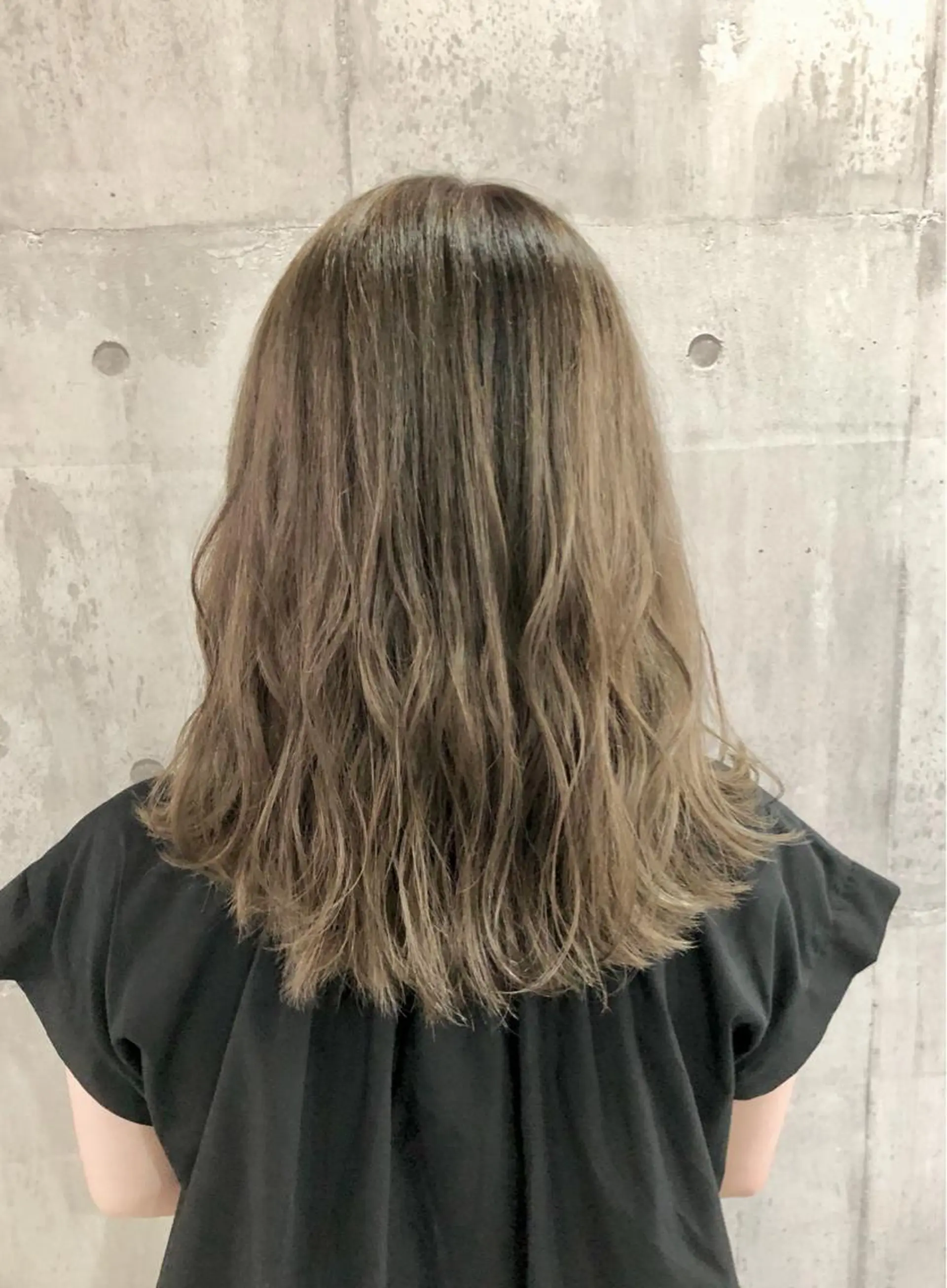 セミロング カラー ベージュカラー ミルクティーベージュ 興津/韓国レイヤー ダブルカラー美髪縮毛のヘアスタイル