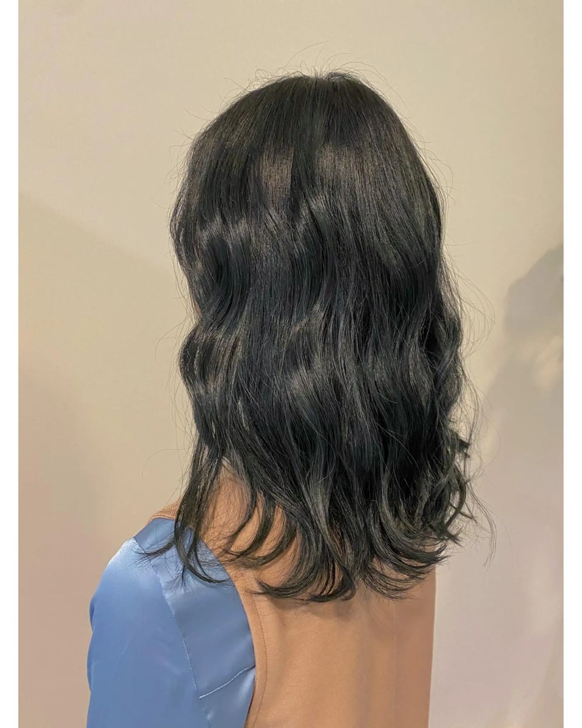 セミロング カラー ioe 岡本のヘアスタイル