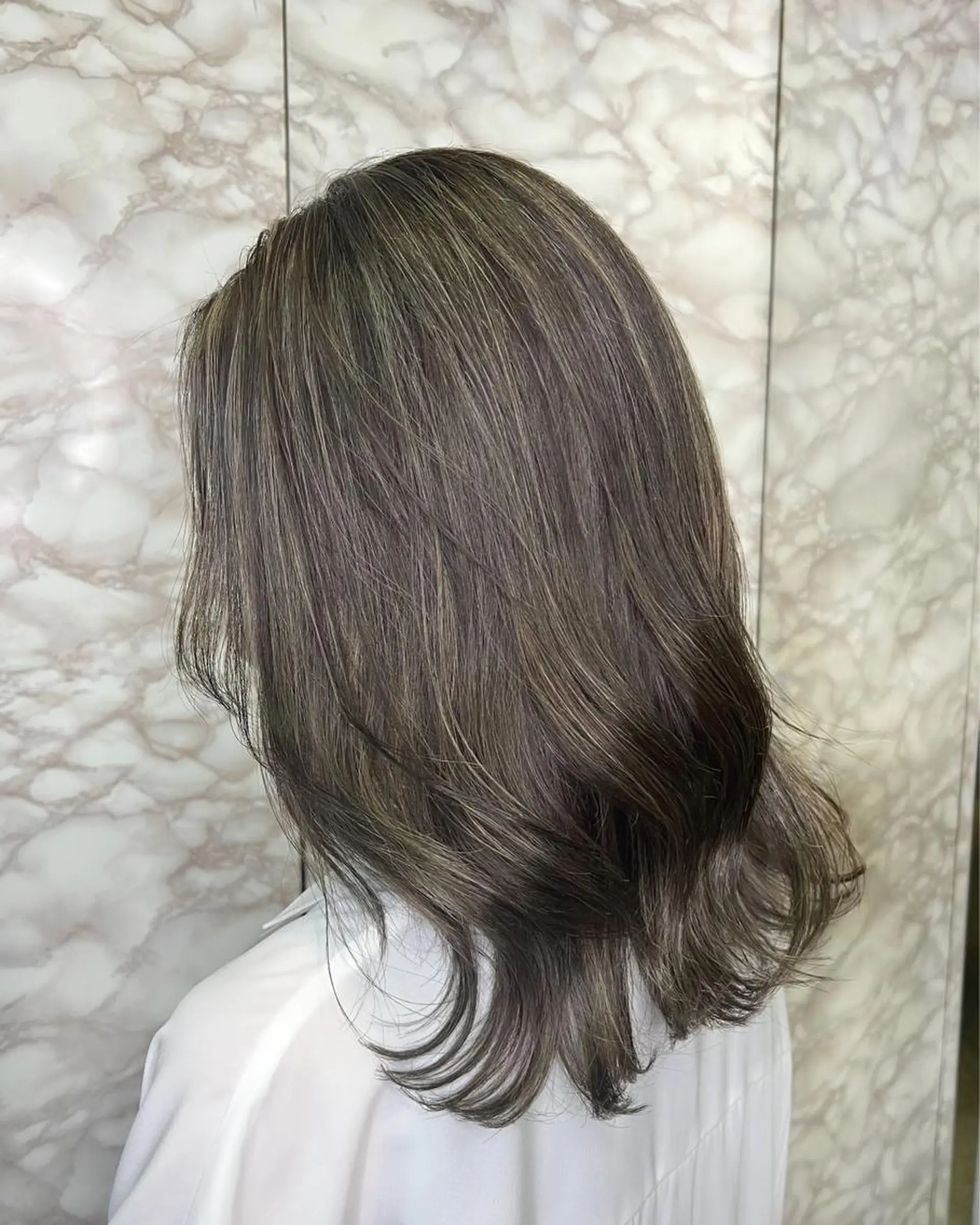 セミロング カラー セミロングパーマ バレイヤージュ ベージュカラー ブリーチ ブロンド 🌟小顔レイヤー× 赤み消し透明感カラーのヘアスタイル