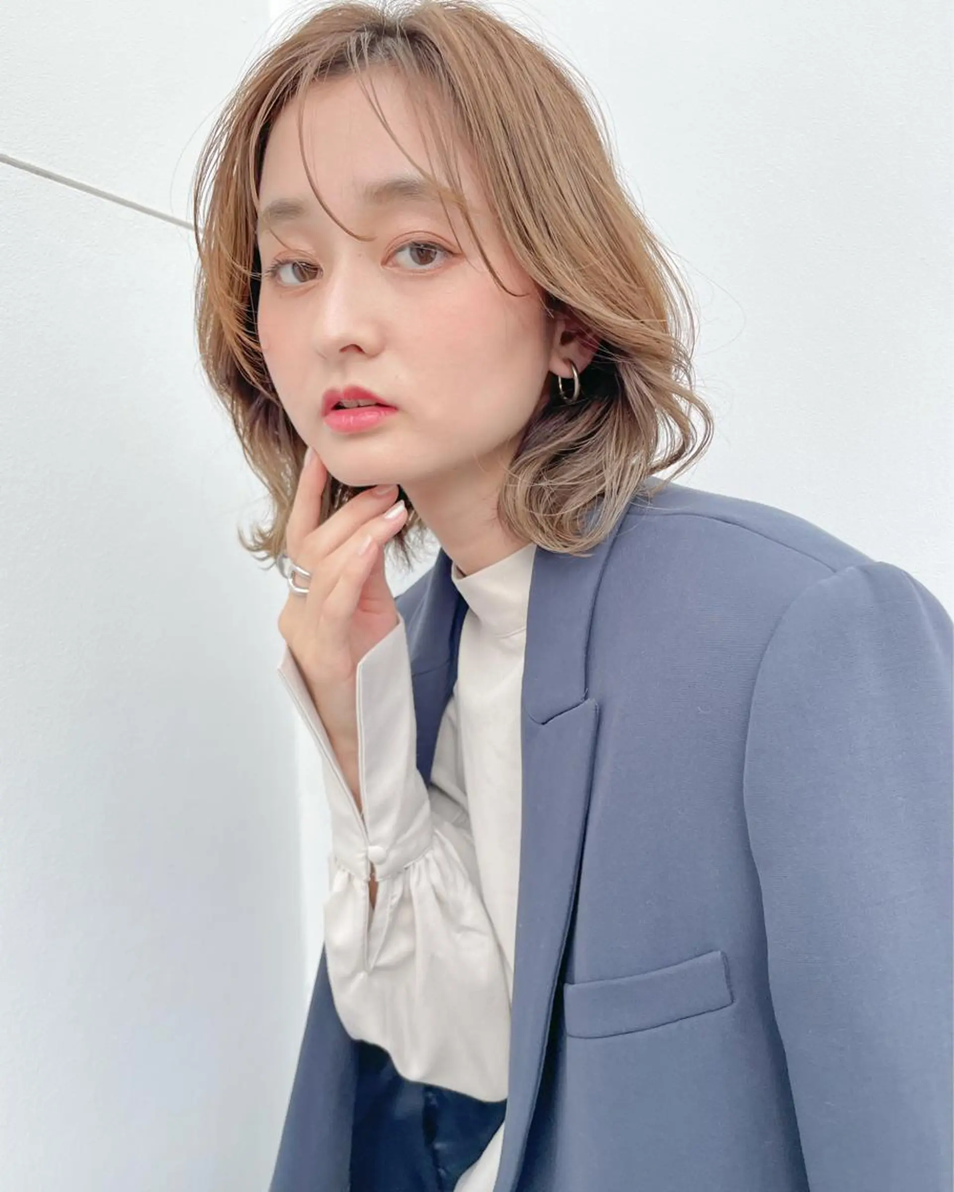 ショート カラー 韓国🇰🇷レイヤー カットオリーブカラーのヘアスタイル