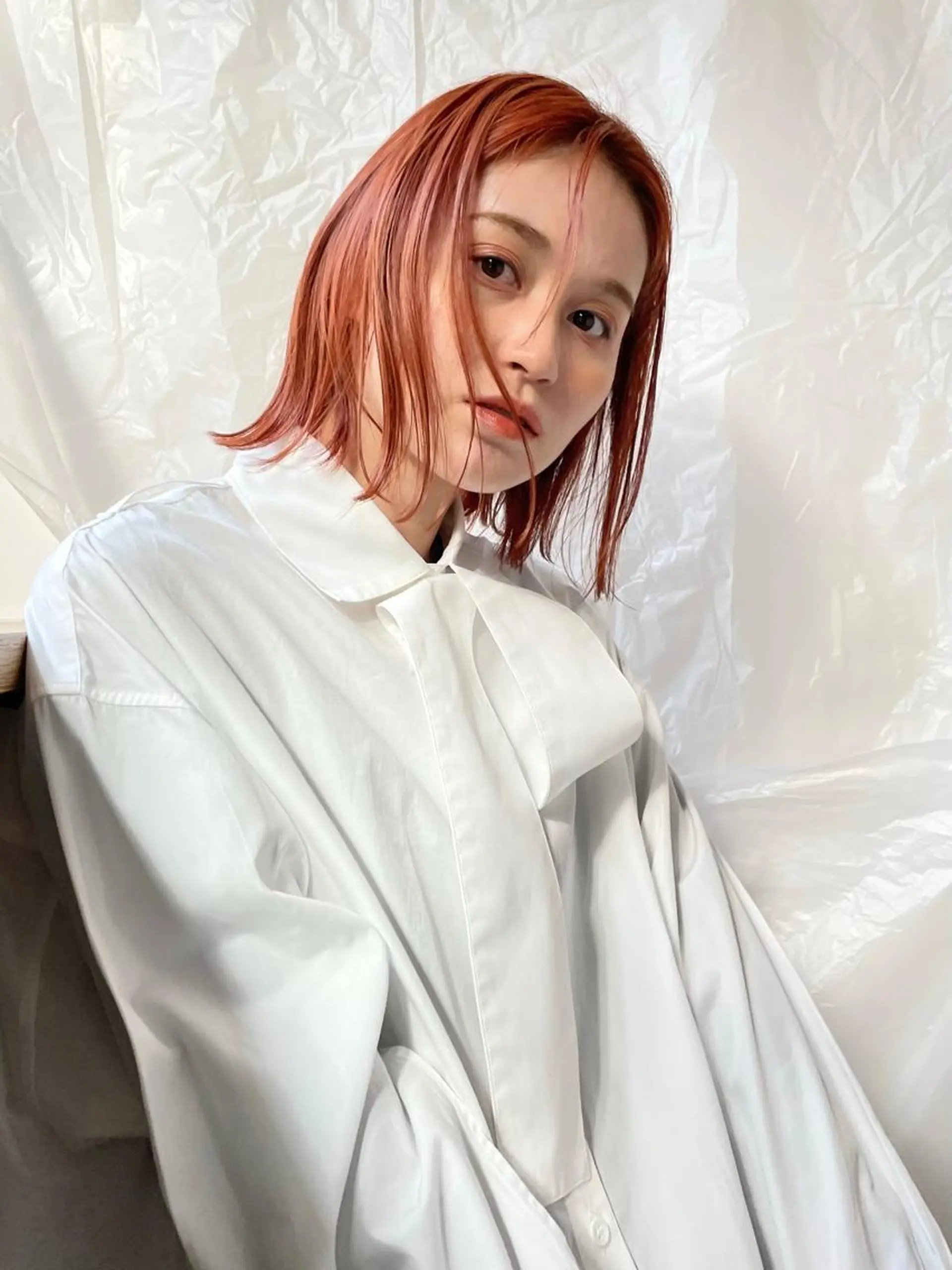 ミディアム カラー モモコ/ブリーチ/ ミルクティカラーのヘアスタイル