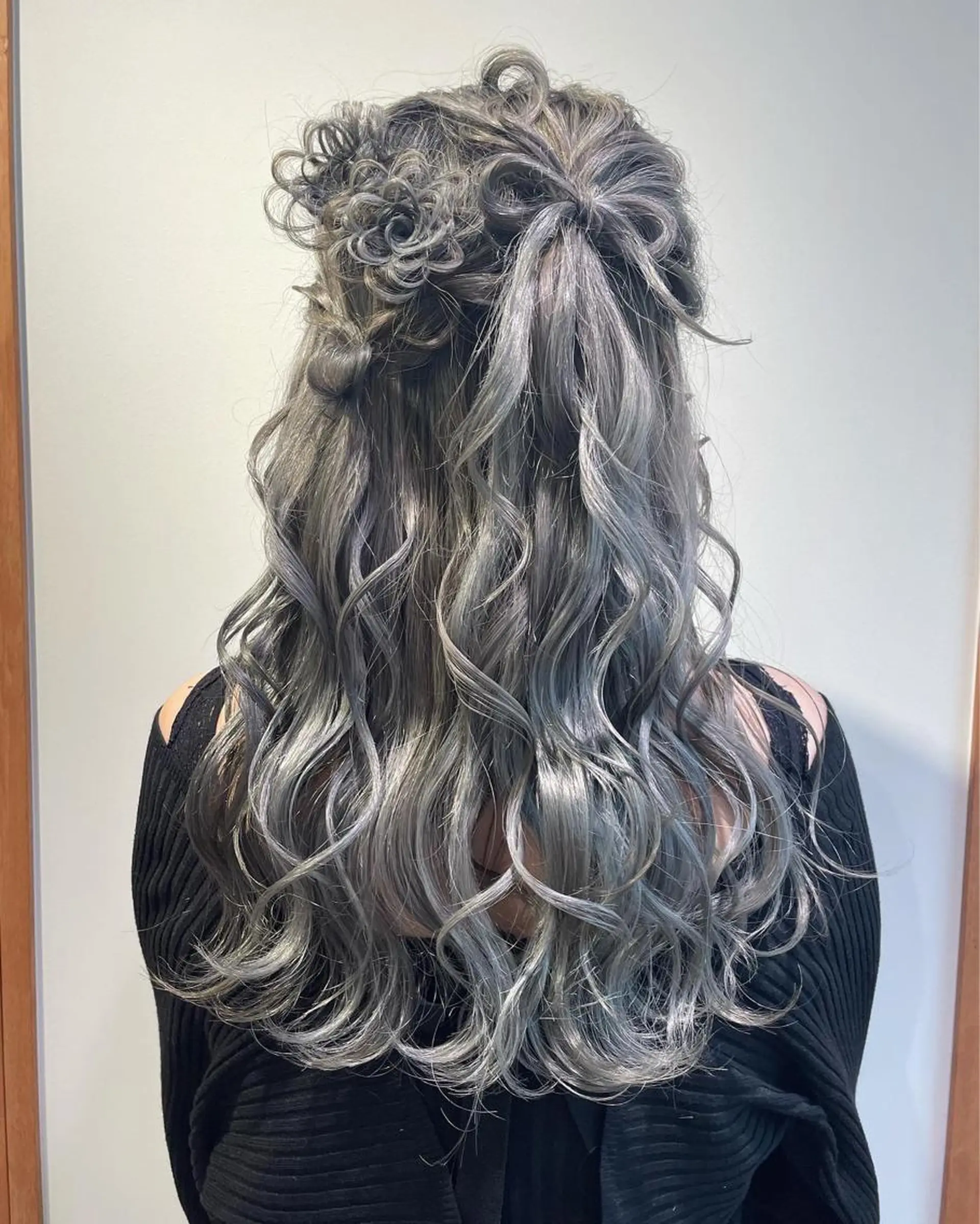 ロング カラー ヘアアレンジ ヘアセット 耳つぼ屋さん ‎🤍りりのヘアスタイル