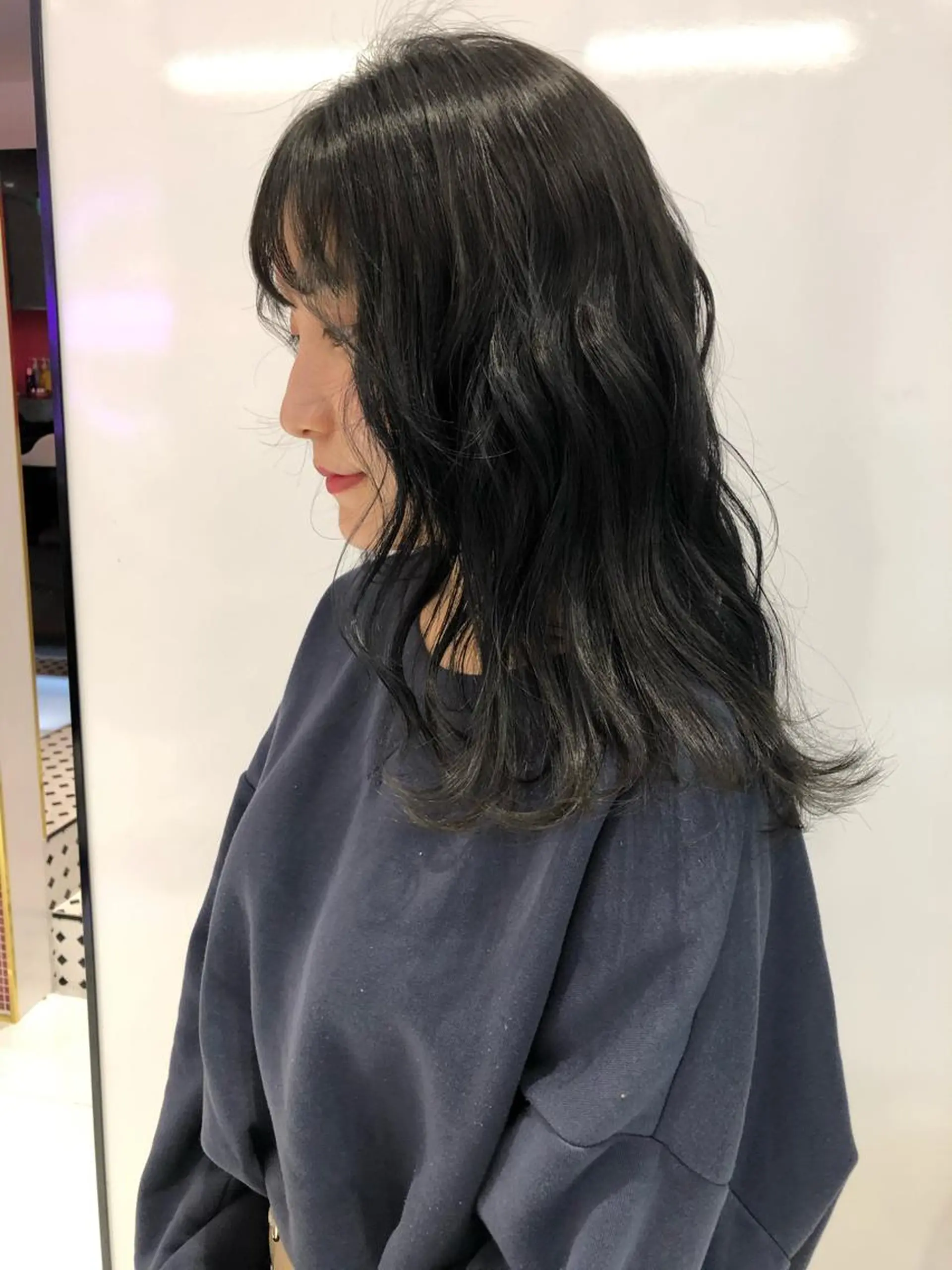 ミディアム カラー 透明感カラー ネイビーカラー 相川 愛実のヘアスタイル