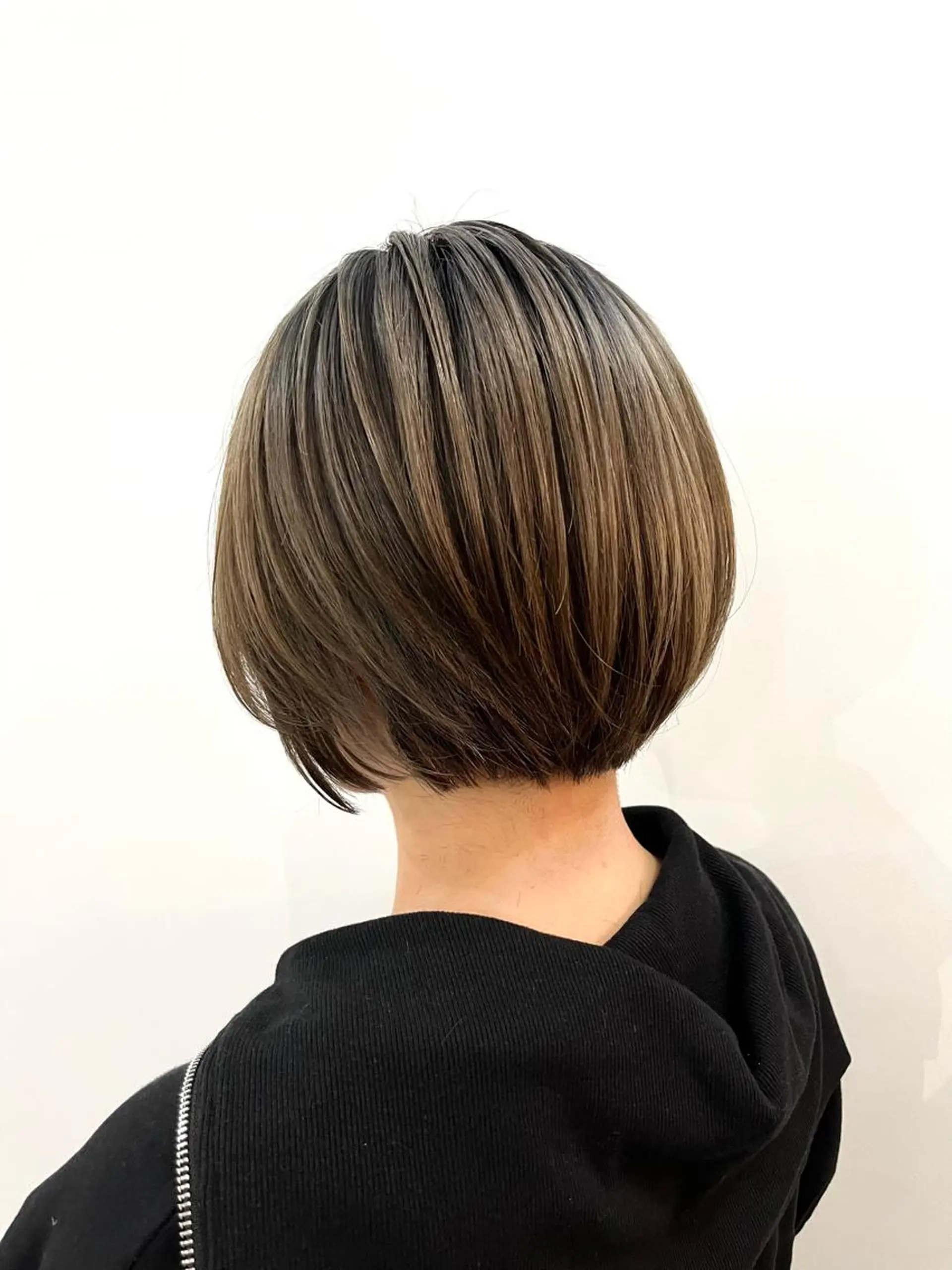 ショート カラー ブリーチ ダブルカラー グレージュ ハイライトカラー ハイトーンカラー LadyBeetle 山本泰史のヘアスタイル