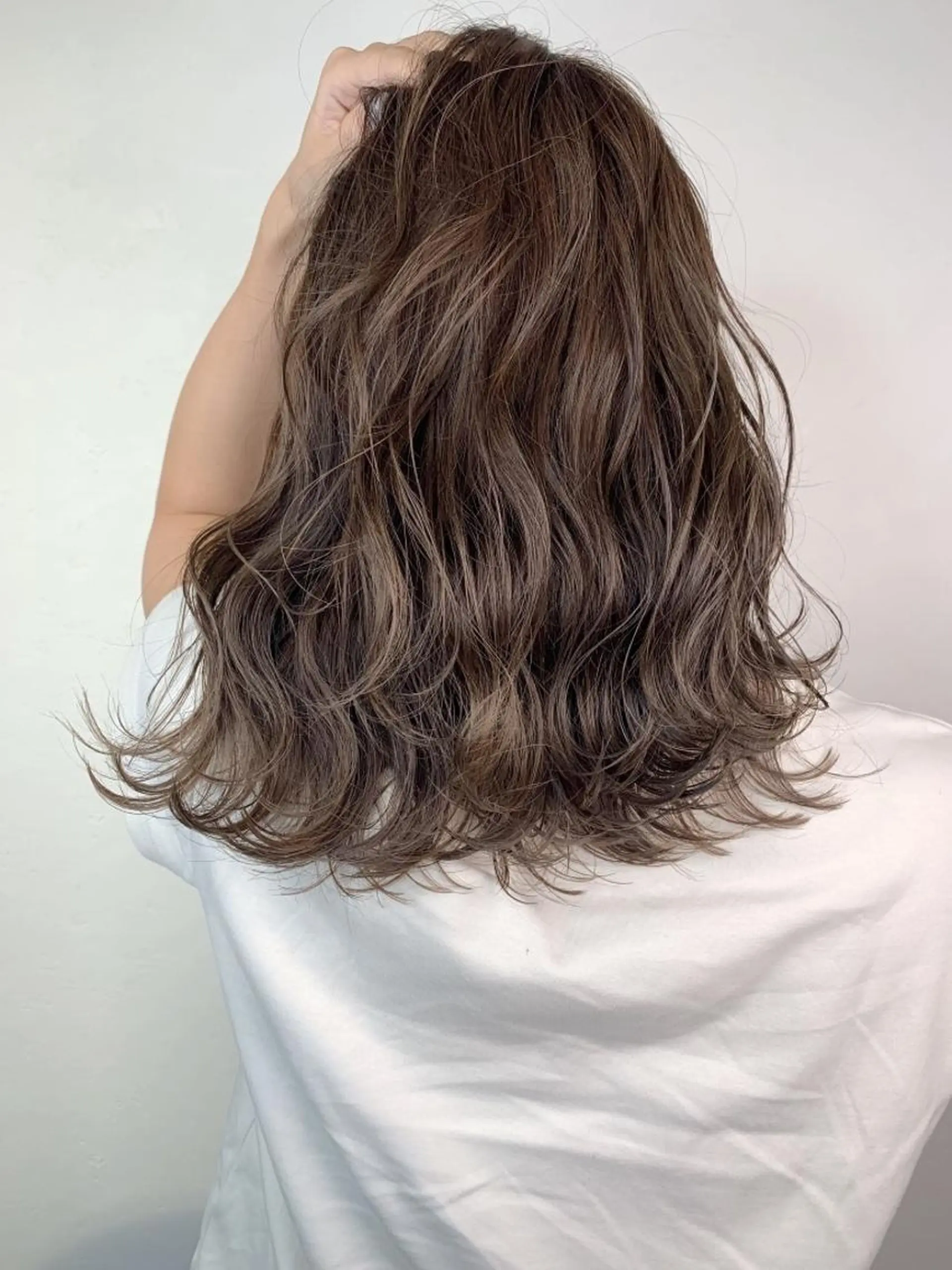 セミロング ボブ 斜めバング 外国人風カラー 伸ばしかけ ハイライト ＿WHITE鳳店 アンダーバーホワイトのヘアスタイル