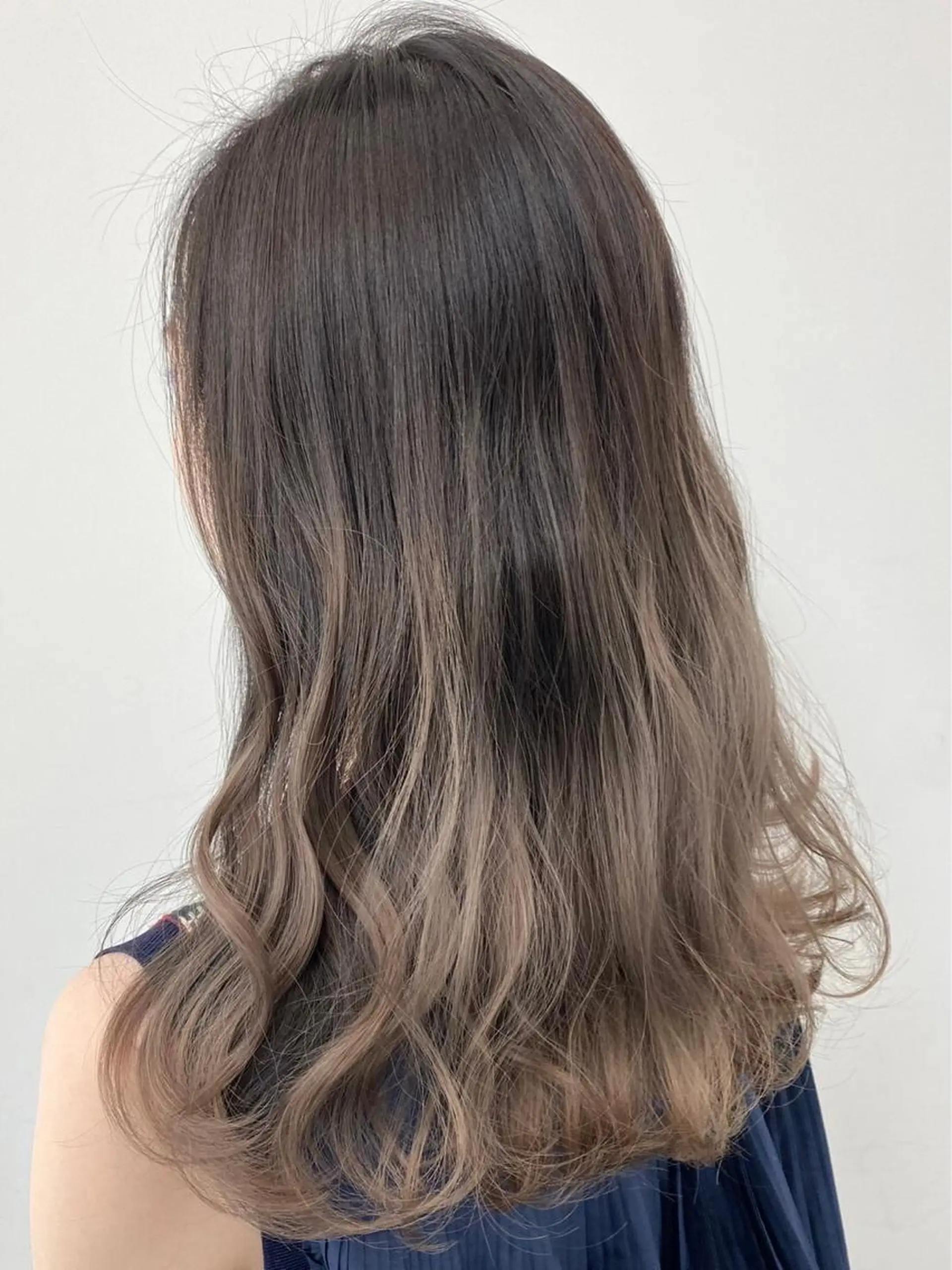 ロング アッシュ 顔周りカット ハイライト 髪質改善 韓国風ヘア ヘアカラー トリートメント 【公式】amble luxe池袋東口🩷のヘアスタイル