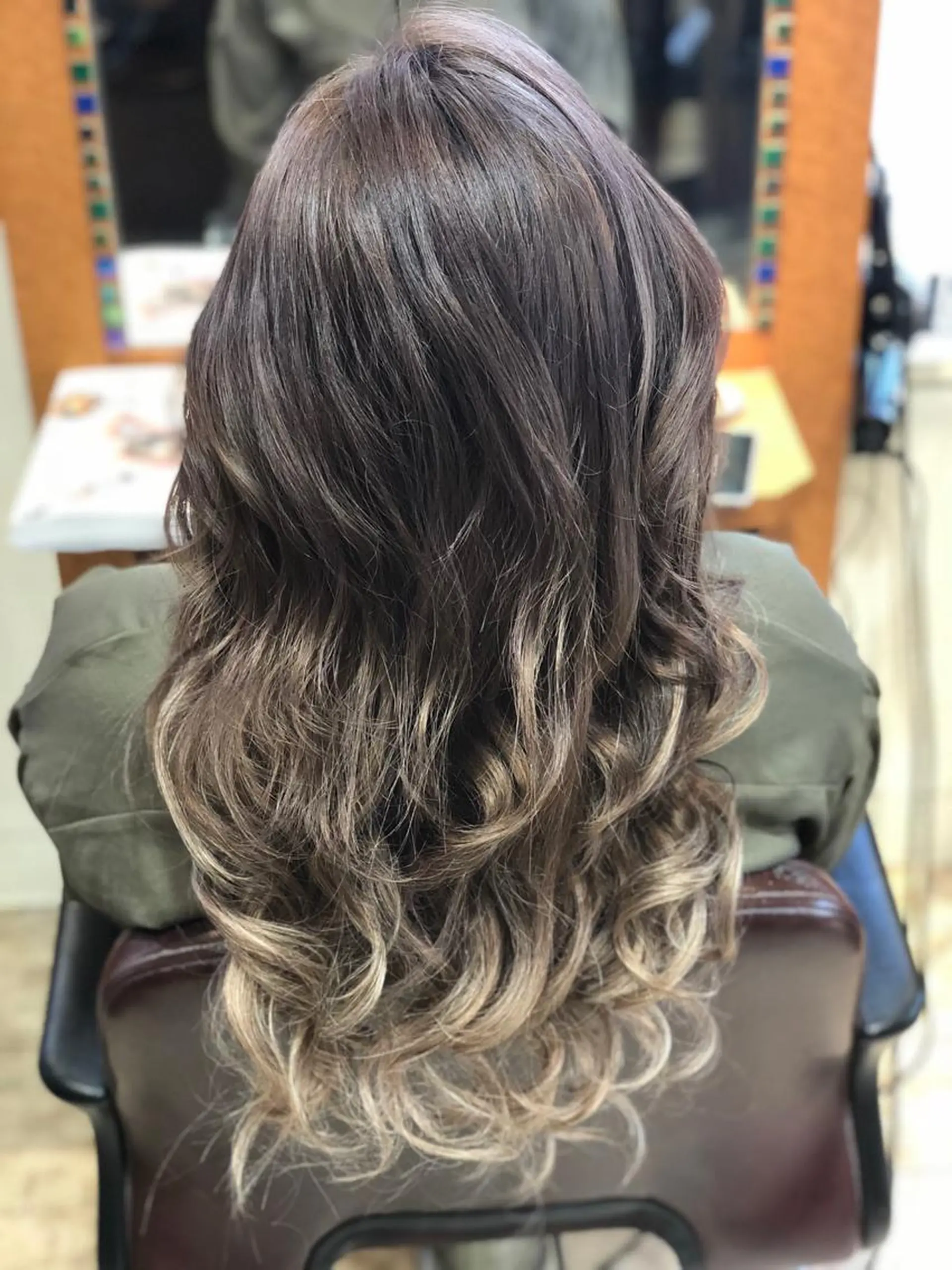 ロング カラー ブリーチ グラデーションカラー エクステ 100%髪質改善特化 TRUNSのヘアスタイル