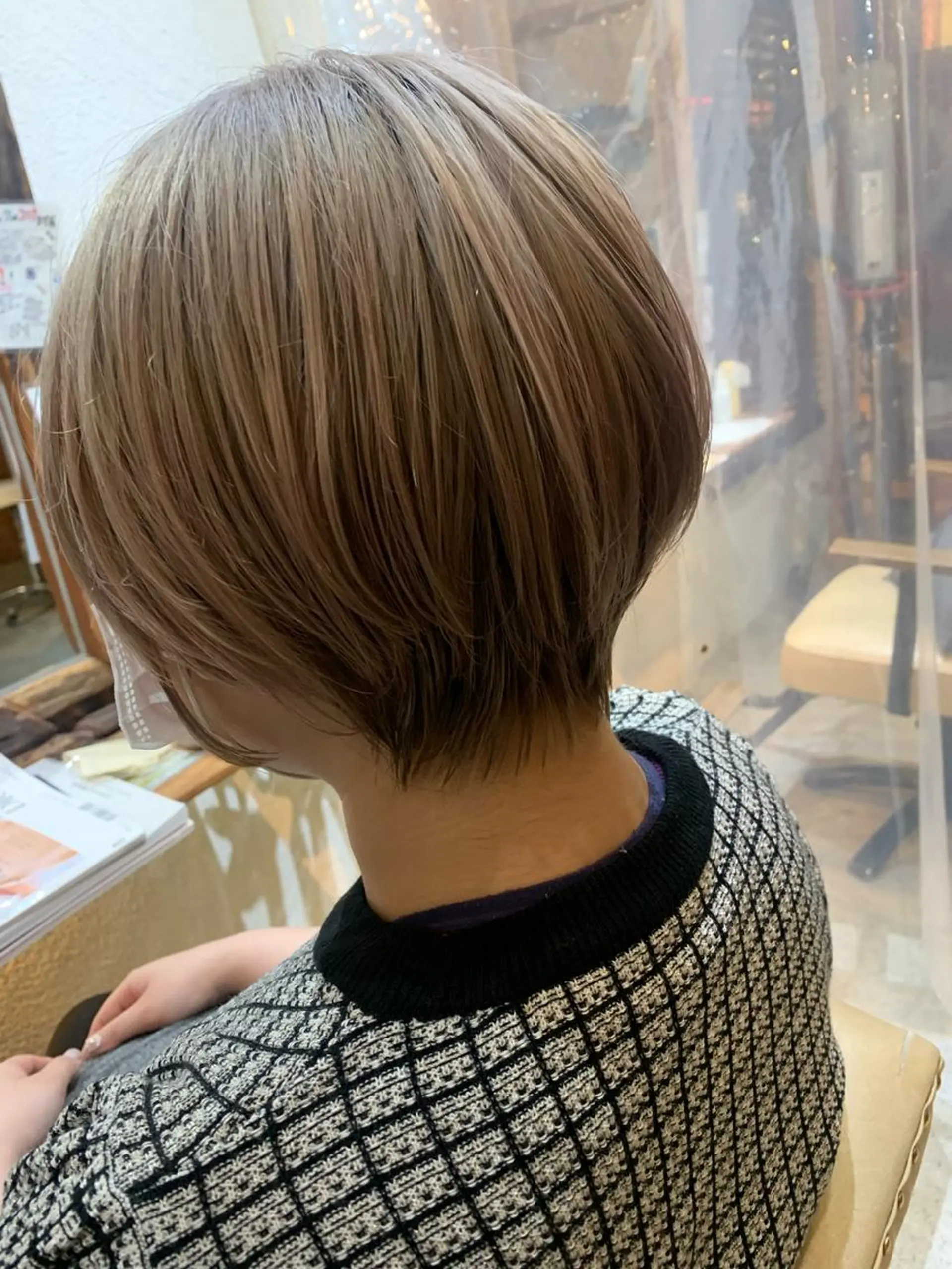 ショート カラー putri 川邉 優花のヘアスタイル