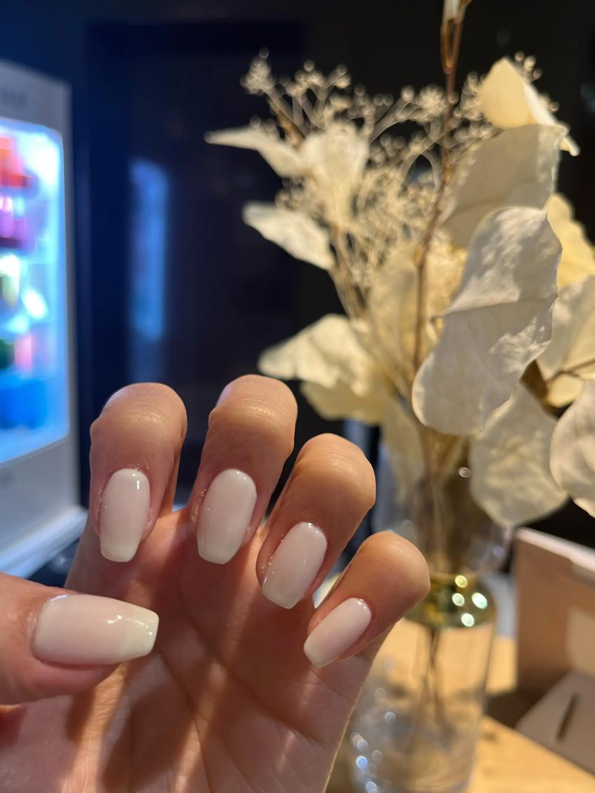 ネイル ホワイト 小川 奈々花のネイルデザイン