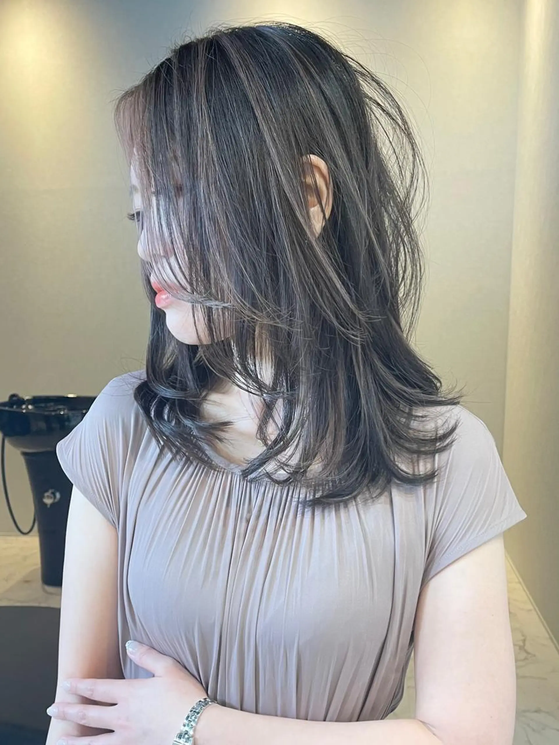 ミディアム カラー ヘアアレンジ バレイヤージュ デザインカラー ハイライトカラー 外国人風カラー ハイライト カット ヘアカラー トリートメント アンドウ ユウ/ レイヤーカット/韓国のヘアスタイル