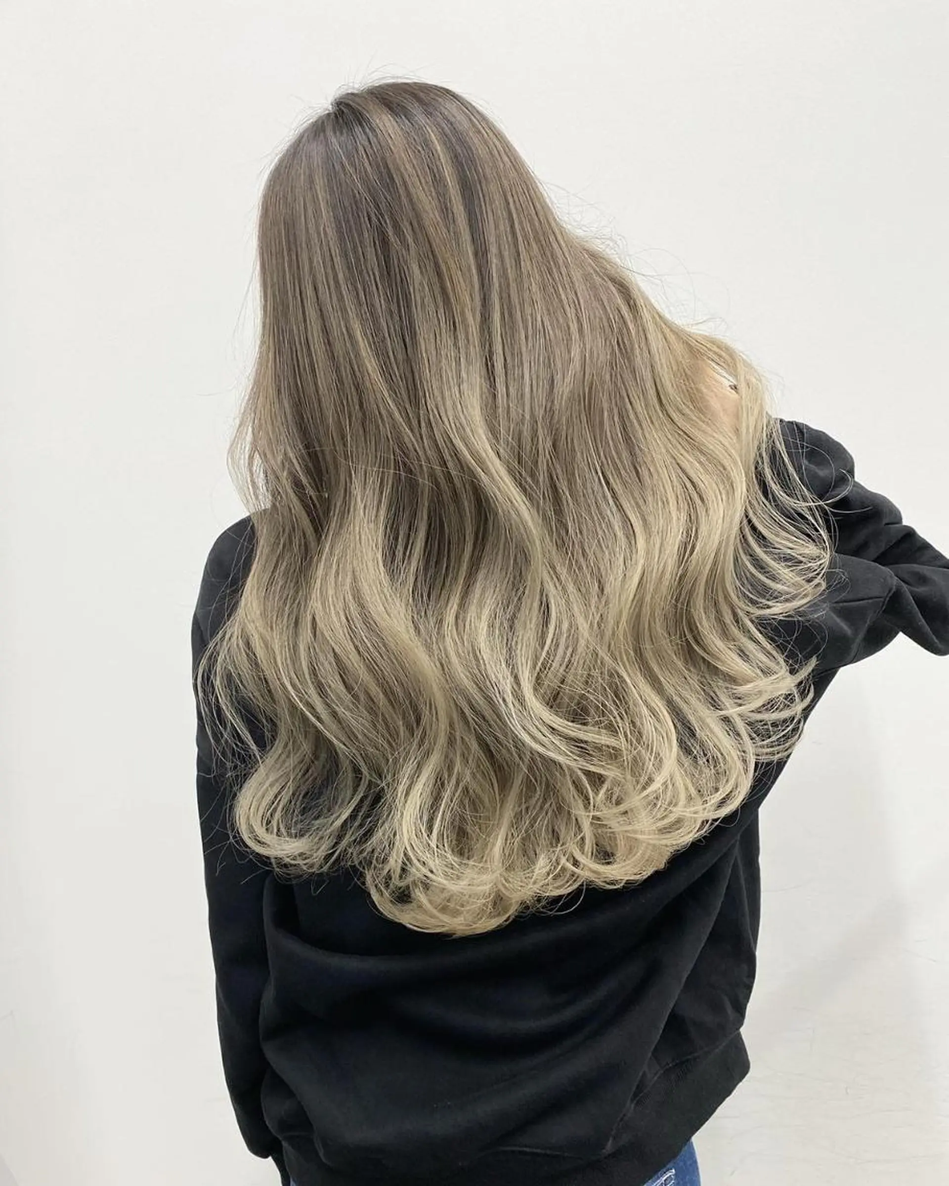 ロング カラー ワンレンボブ アディクシーカラー アッシュ ベージュカラー ブリーチ 公式 Ease by amble luxeのヘアスタイル