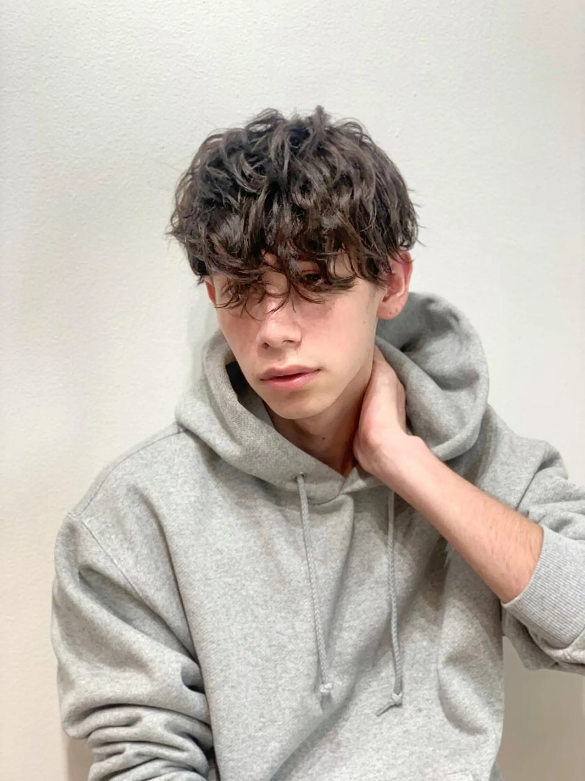 ミディアム ミディアムパーマ ハイライト 韓国風ヘア ウルフカット ツイストパーマ メンズStylist 山根慧のヘアスタイル