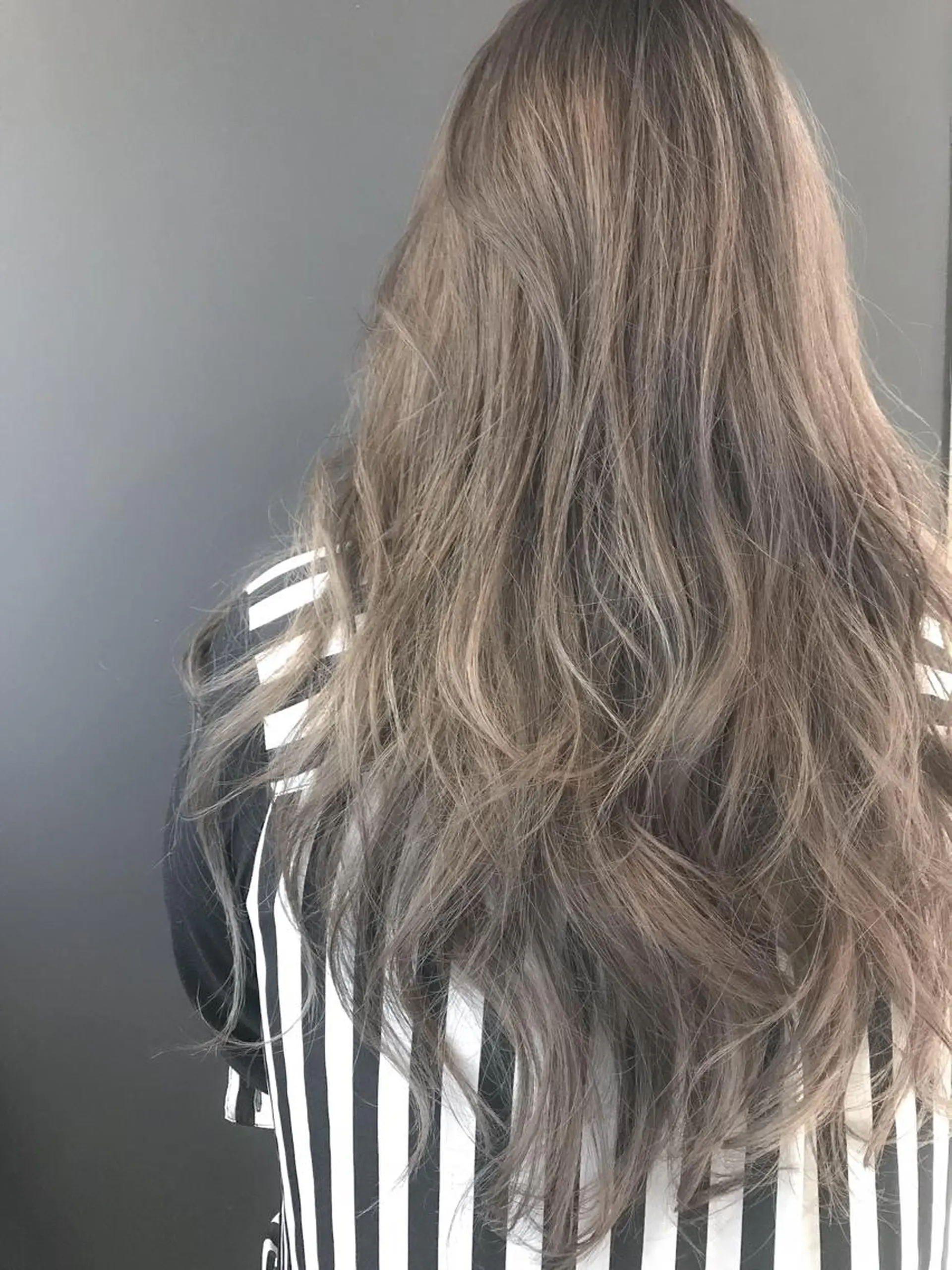 ロング カラー ベージュカラー ブリーチ グラデーションカラー ペールベージュ ヘアカラー BOX mico.のヘアスタイル