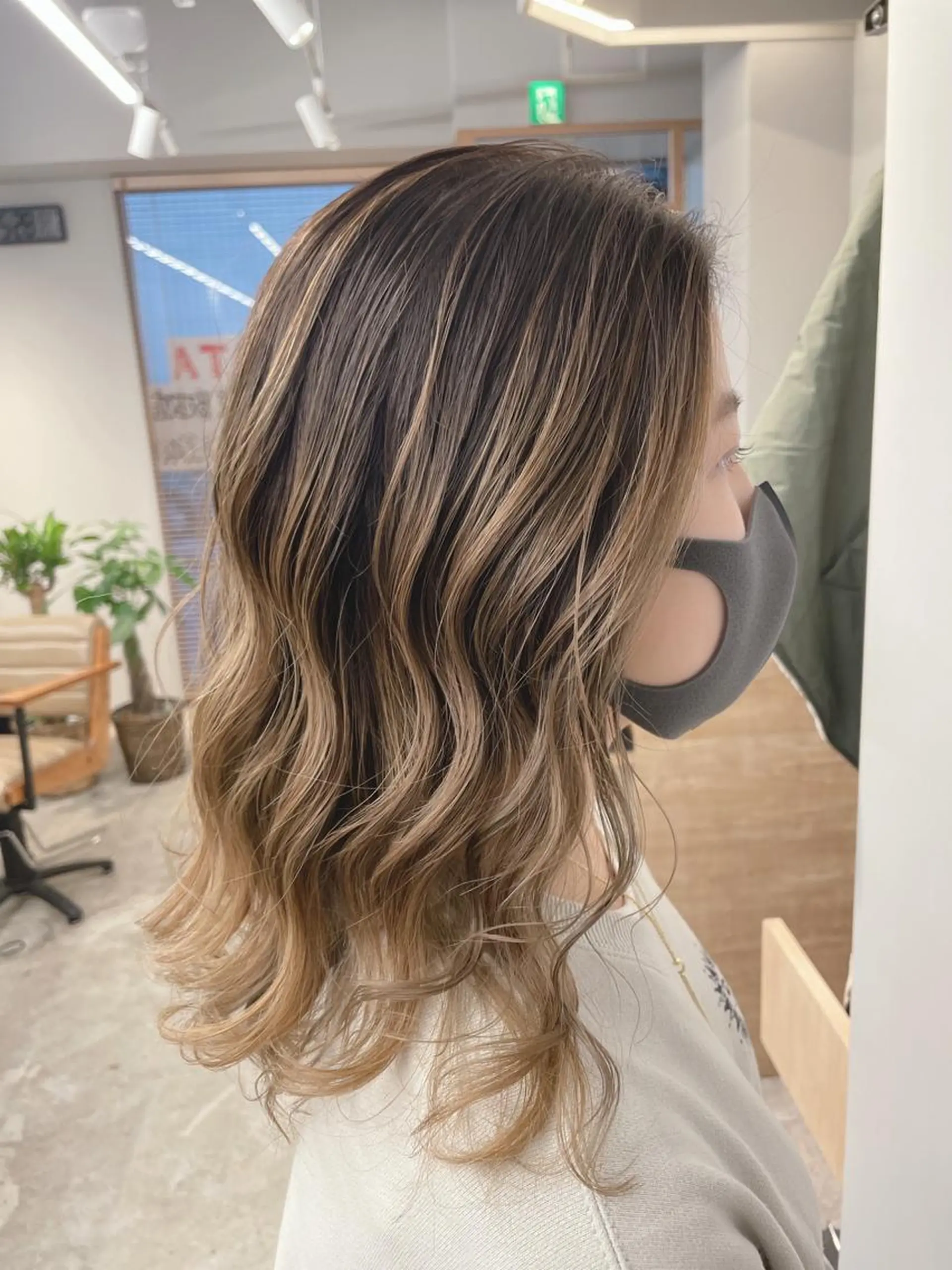 ミディアム SAEKI【ior 】北千住店ブリーチのヘアスタイル