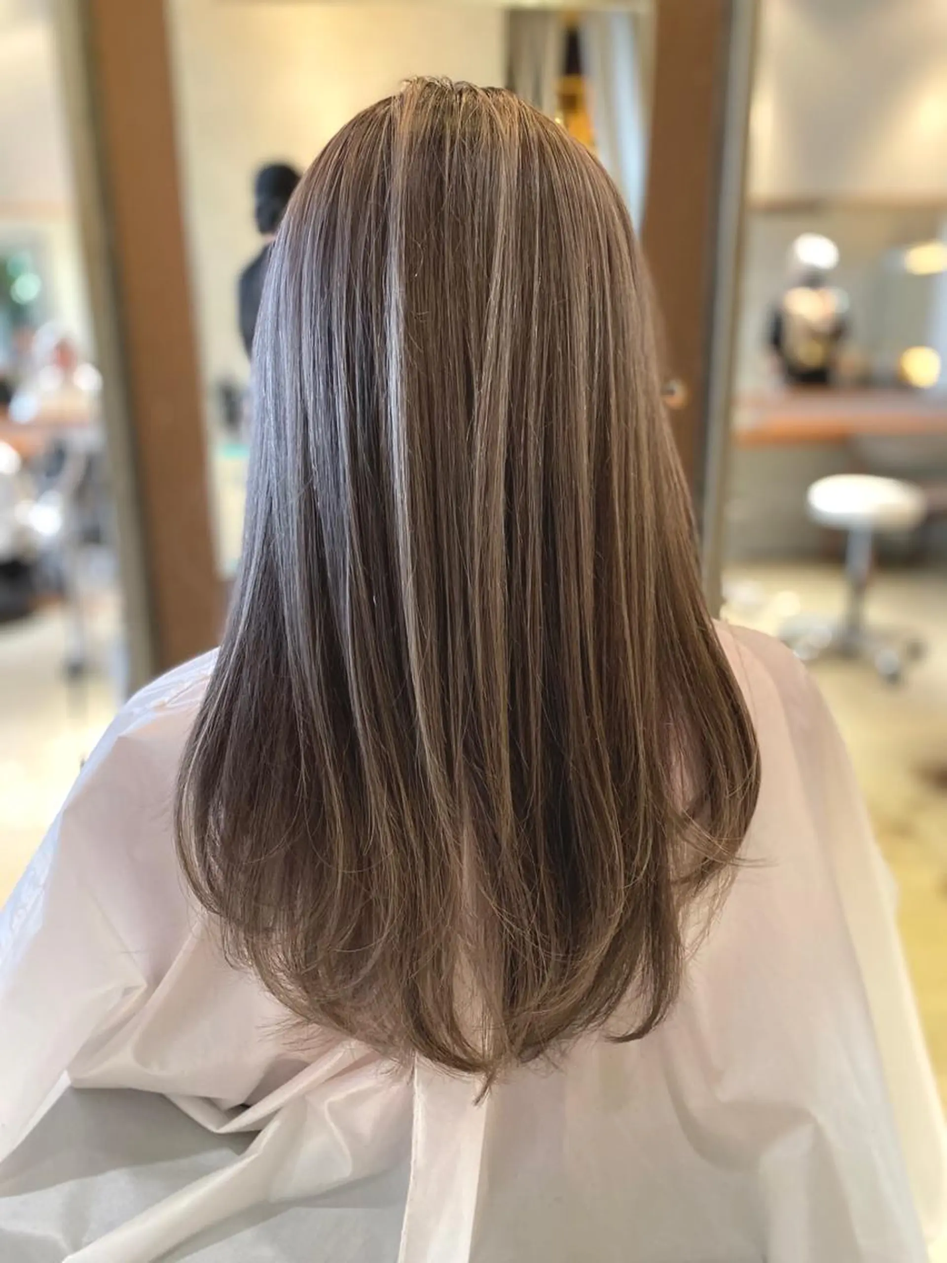 ミディアム カラー バレイヤージュ ブリーチ イエローカラー レイヤーカット ヘアカラー トリートメント ケア剤オタク×海外 ヘア長谷川裕起のヘアスタイル