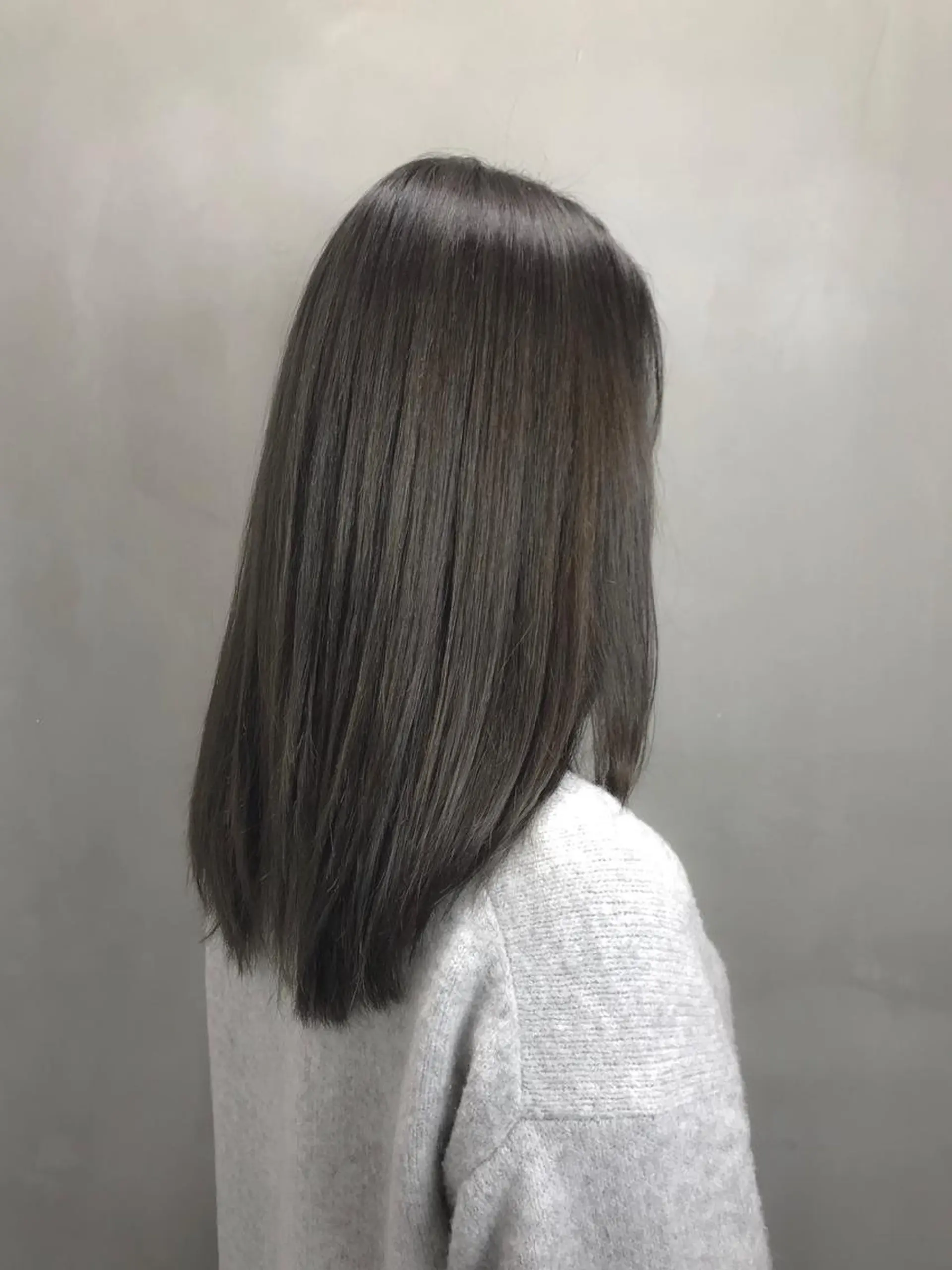 セミロング カラー グレージュ 【透明感、艶髪】西村 有司のヘアスタイル