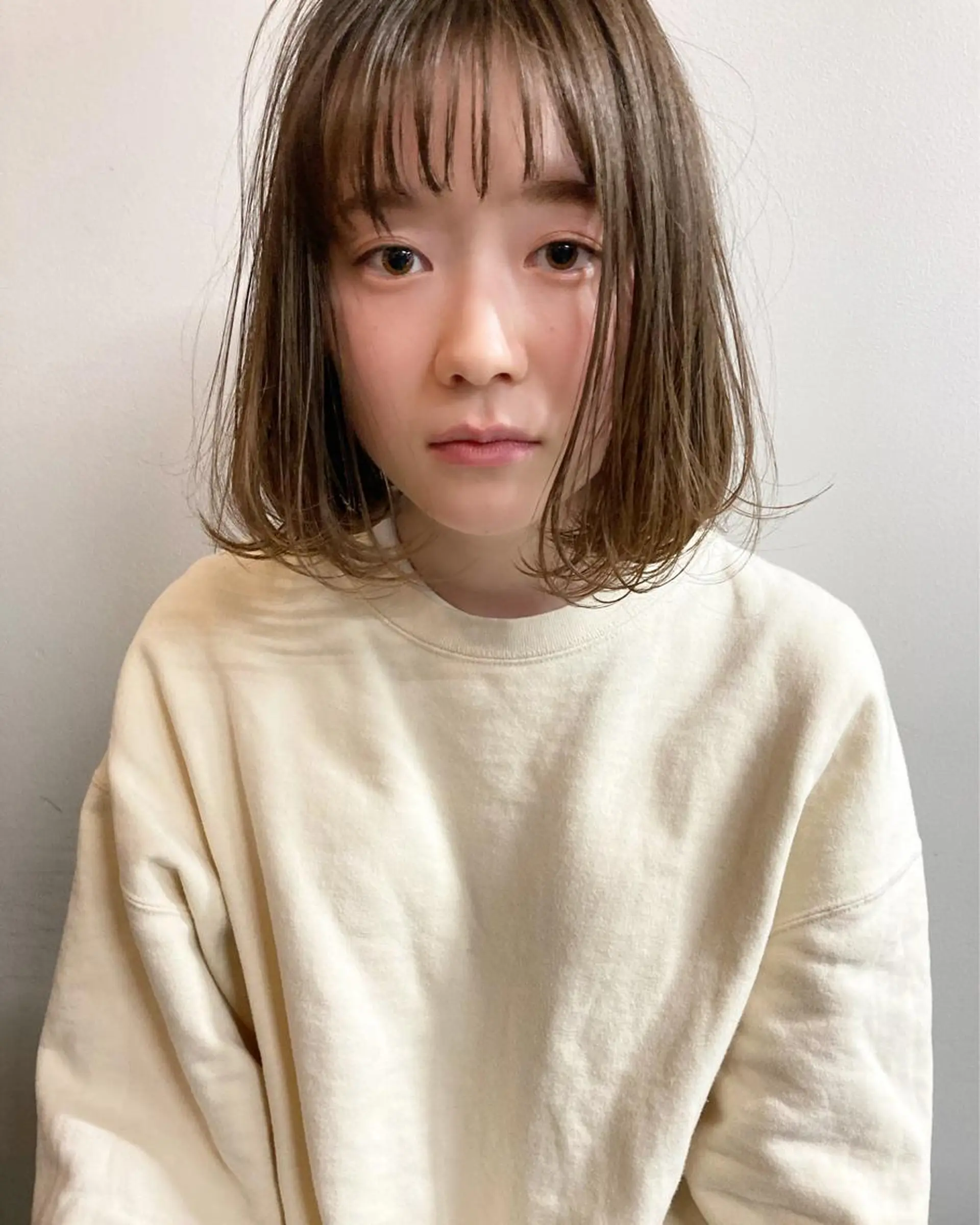 ミディアム カラー ベージュカラー ブリーチ ブリーチなしカラー 顔まわりレイヤー デザインカットのヘアスタイル