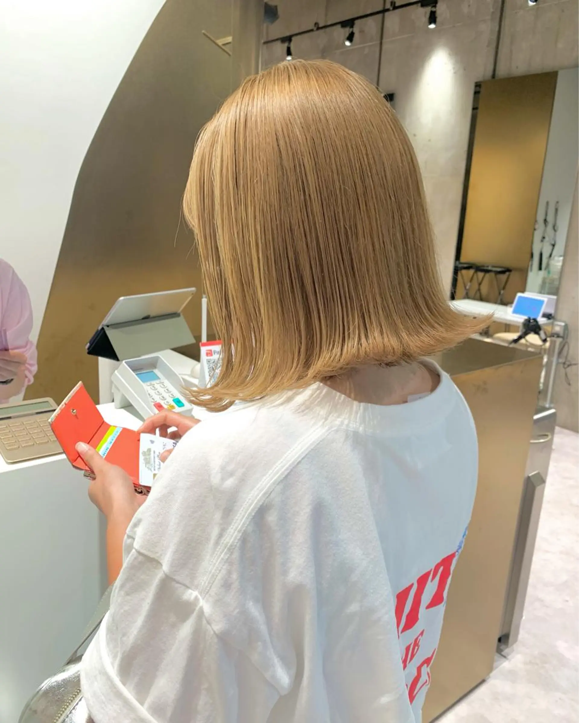 ミディアム カラー ブロンド iLi 《イリ》のヘアスタイル