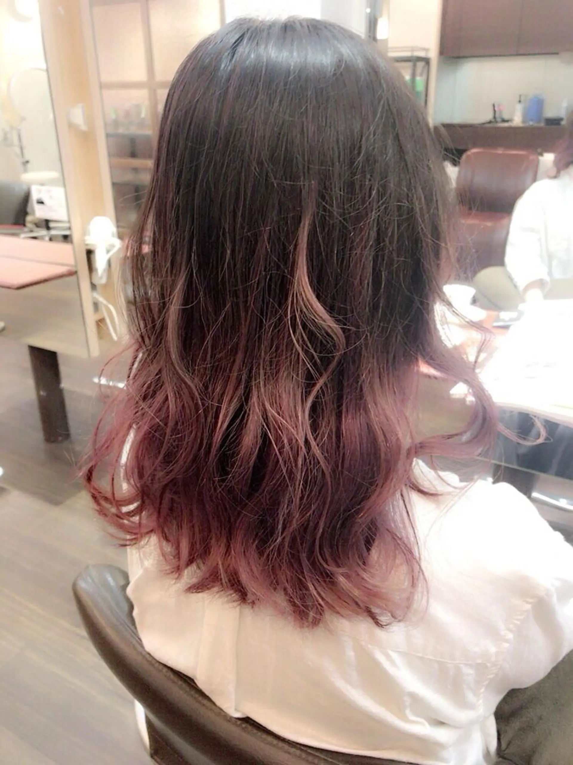 セミロング カラー グラデーションカラー ピンクカラー 西川 佑樹のヘアスタイル