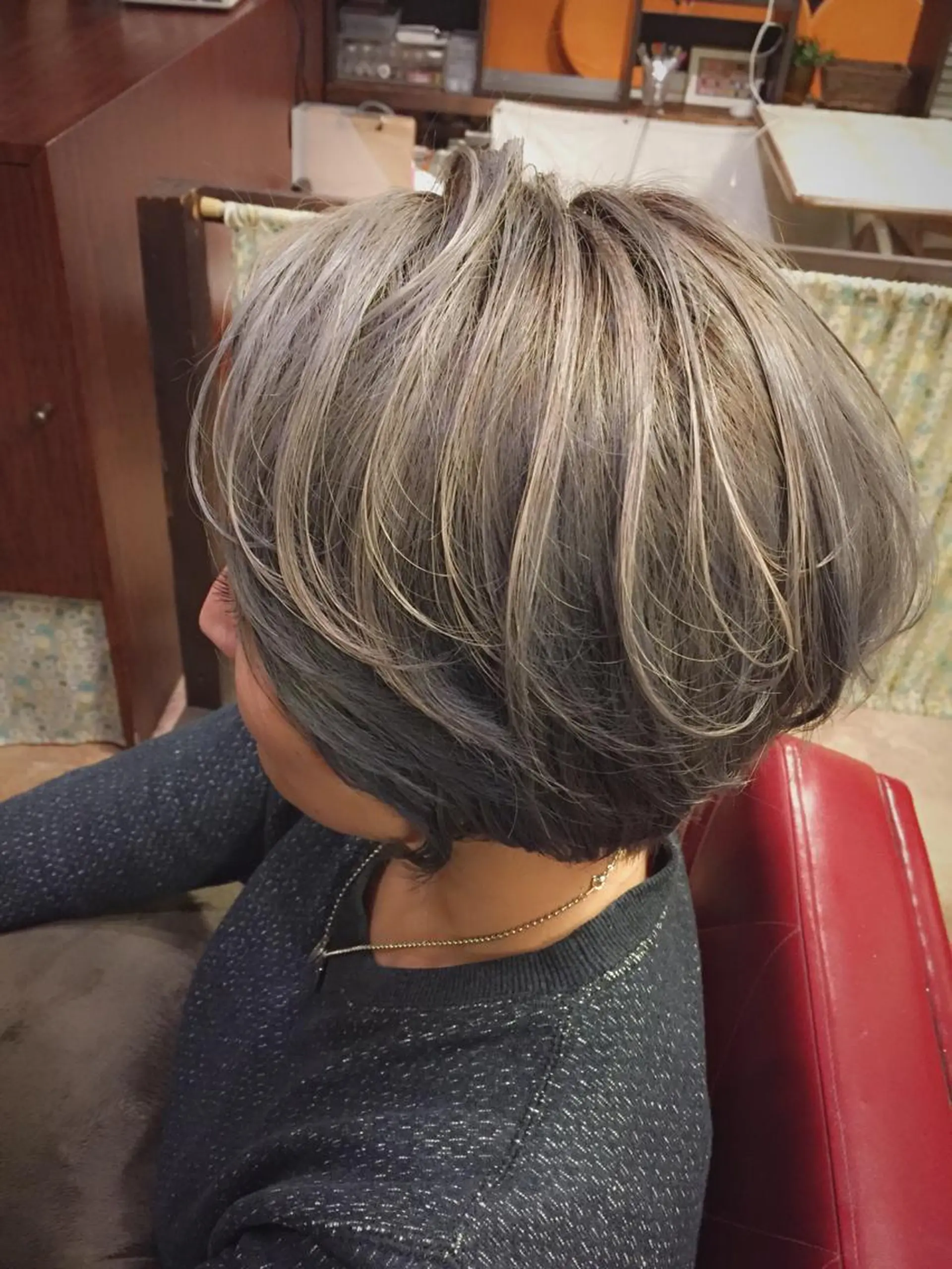 ショート カラー ブリーチ シルバー 齊藤 篤士のヘアスタイル