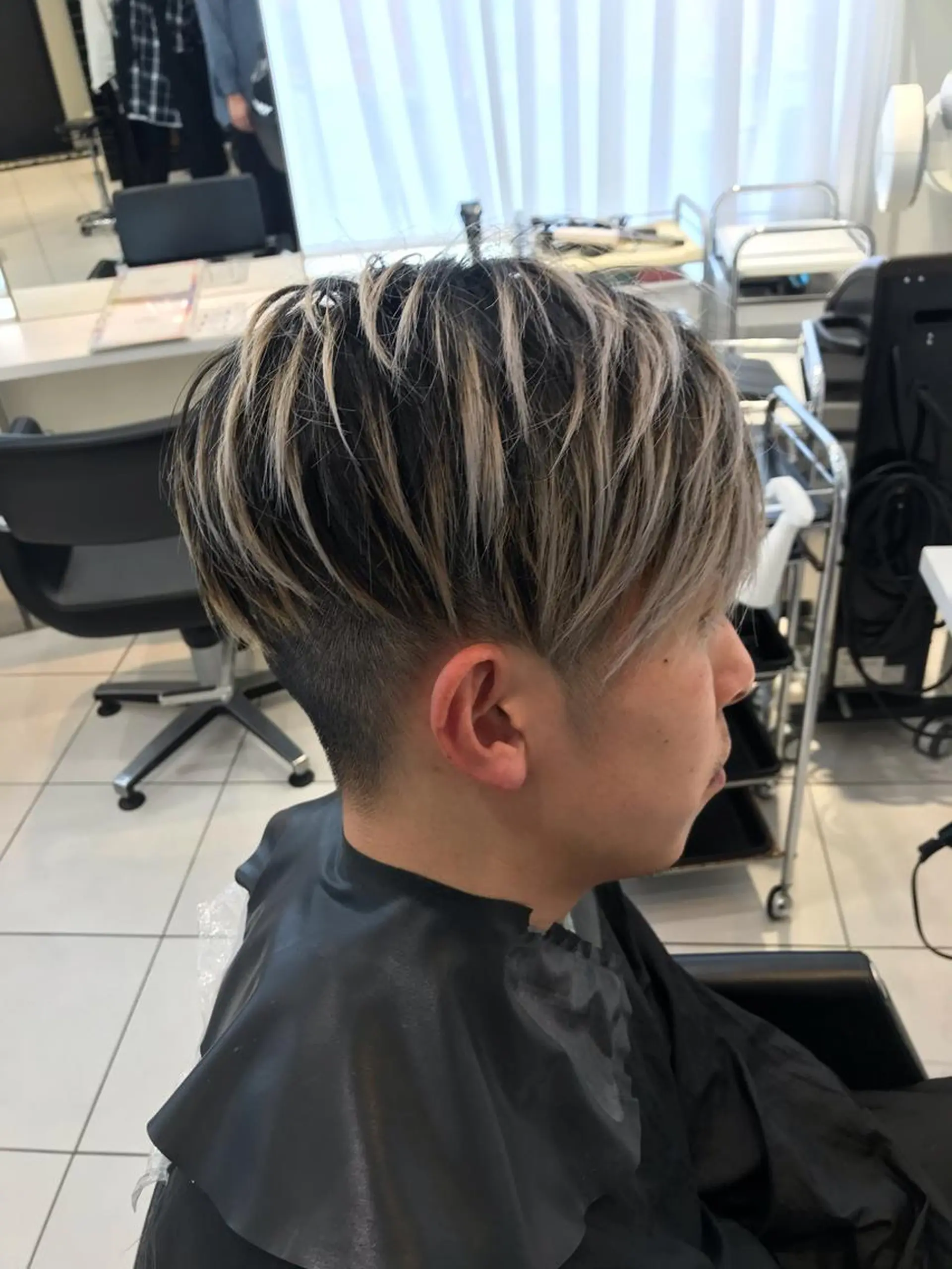 ショート カラー ブリーチ クロスパーマ松永裕久 似合わせカットのヘアスタイル