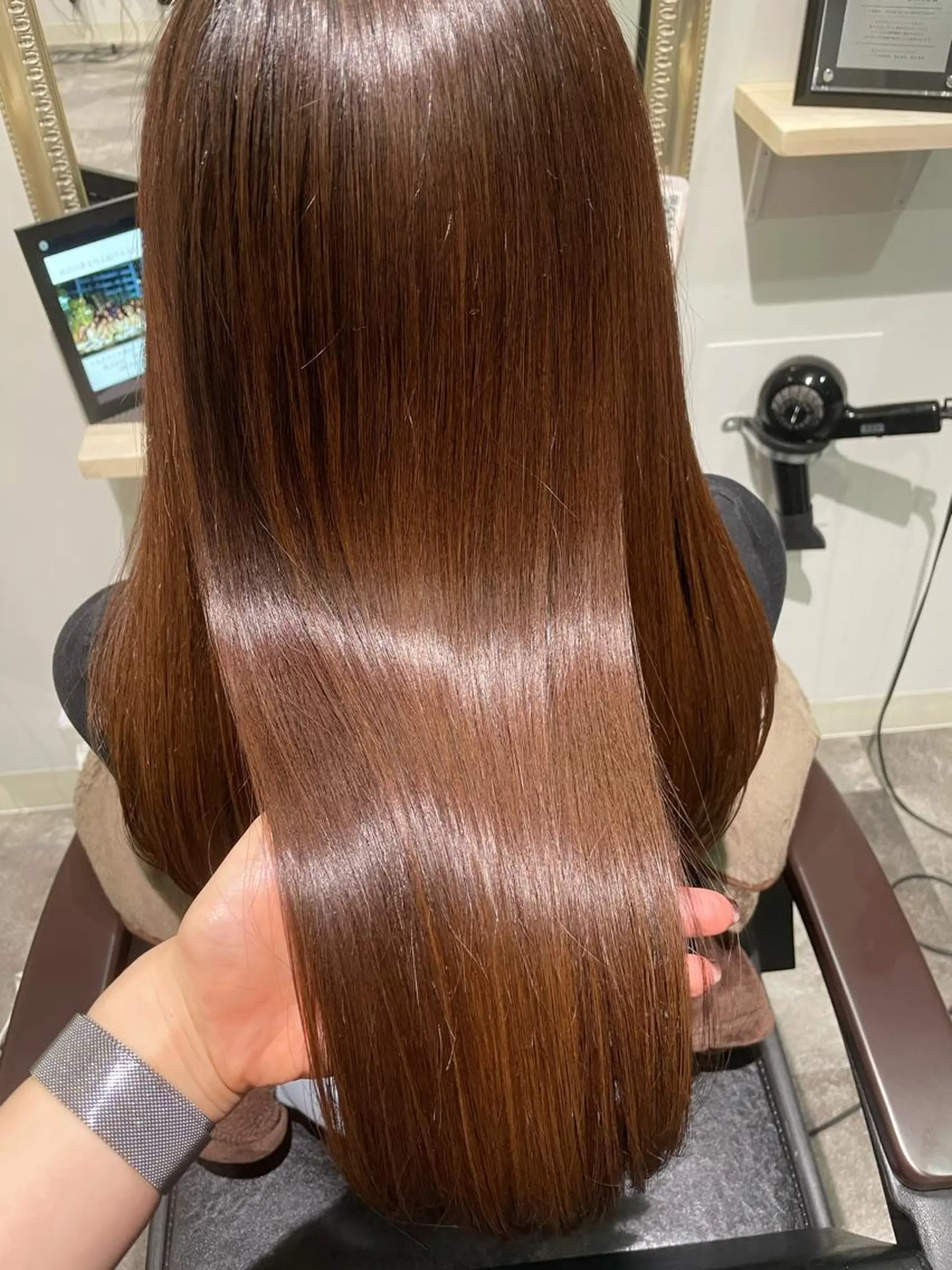 セミロング カット 縮毛矯正 ayaka 髪質改善レイヤーのヘアスタイル