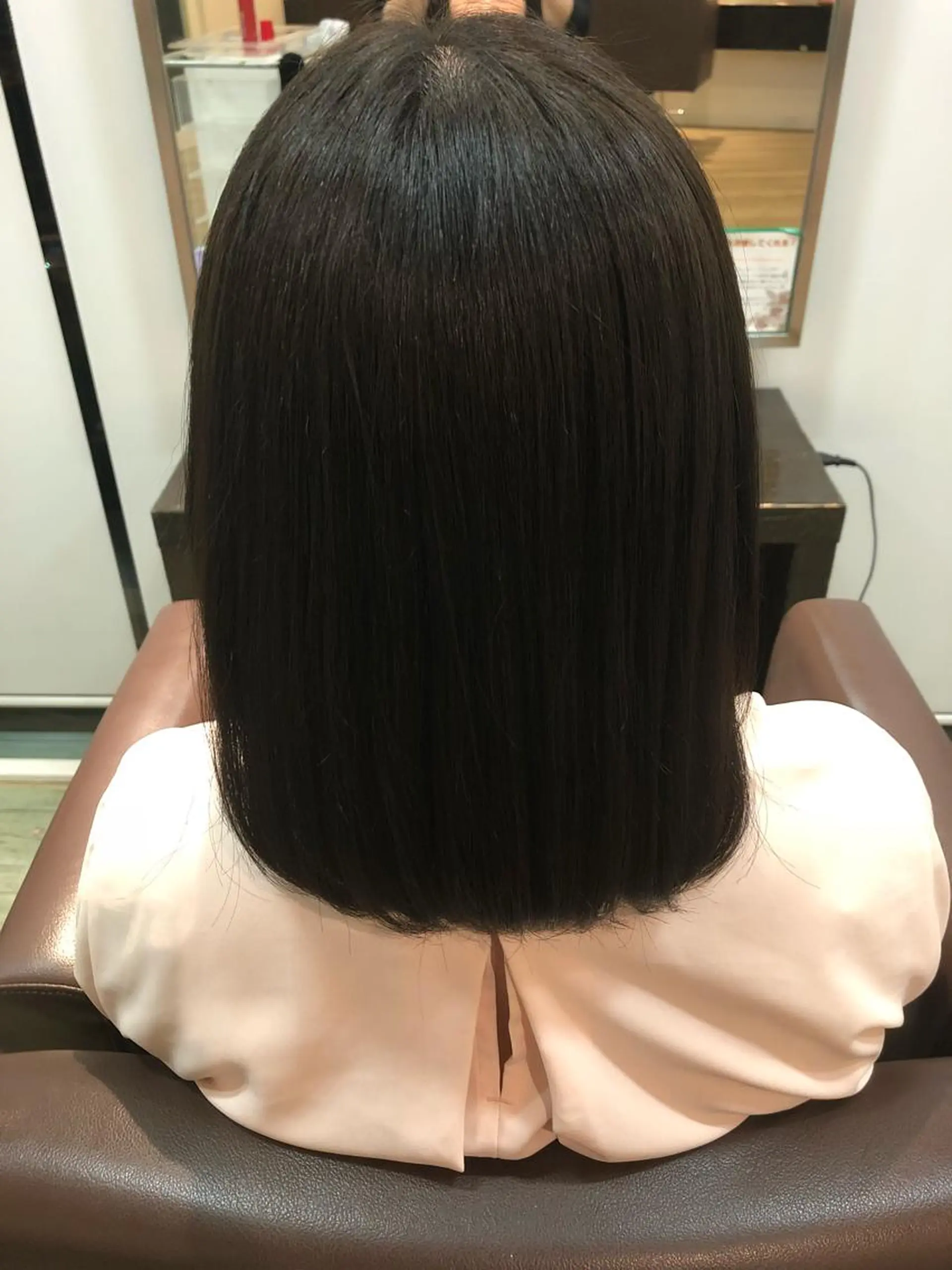 セミロング カラー 黒髪 小宮 真理奈のヘアスタイル