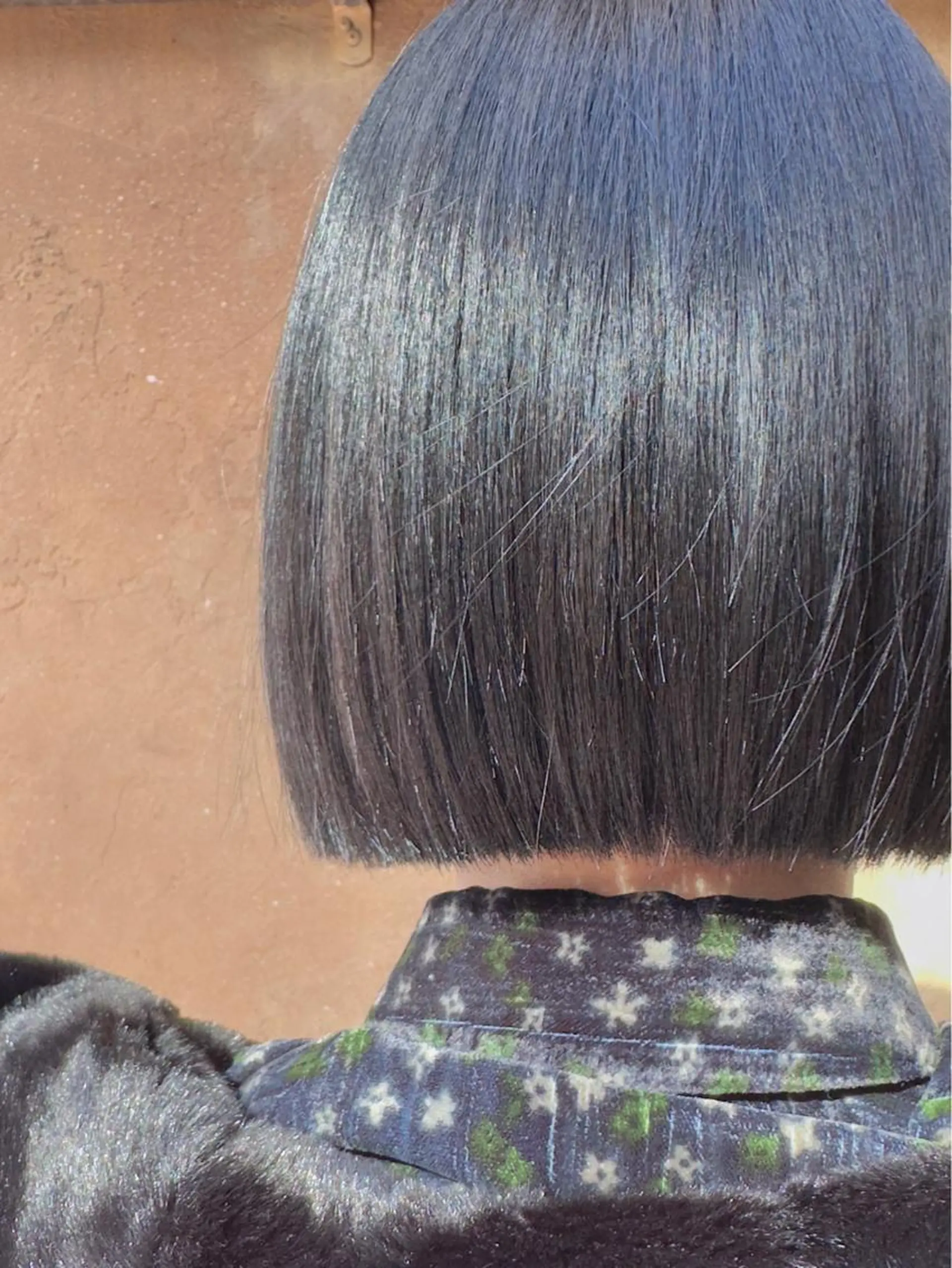 ショート カラー 黒髪 ブルーカラー ブルーブラック ボブ レイヤー/グレージュ メンズパーマのヘアスタイル