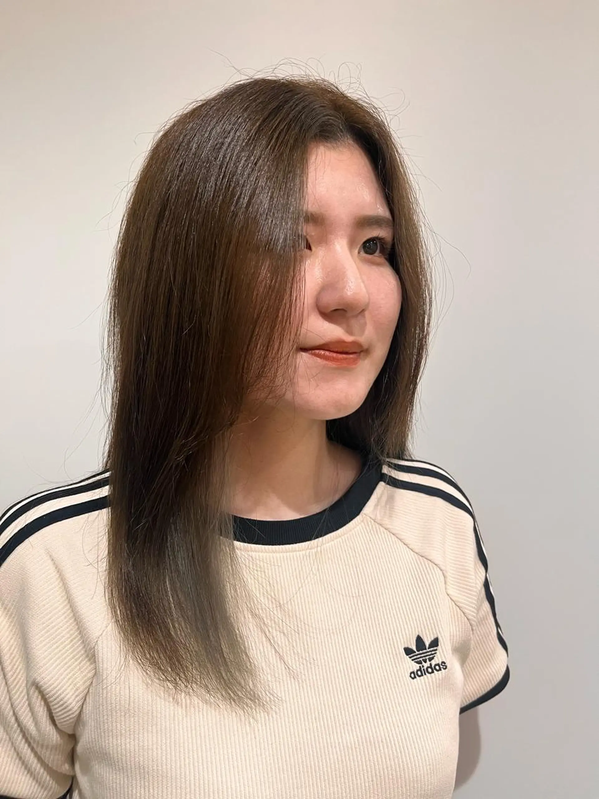 ロング カラー イヤリングカラー グレージュ ヘアカラー トリートメント 武村美咲/ 暖色/艶カラーのヘアスタイル