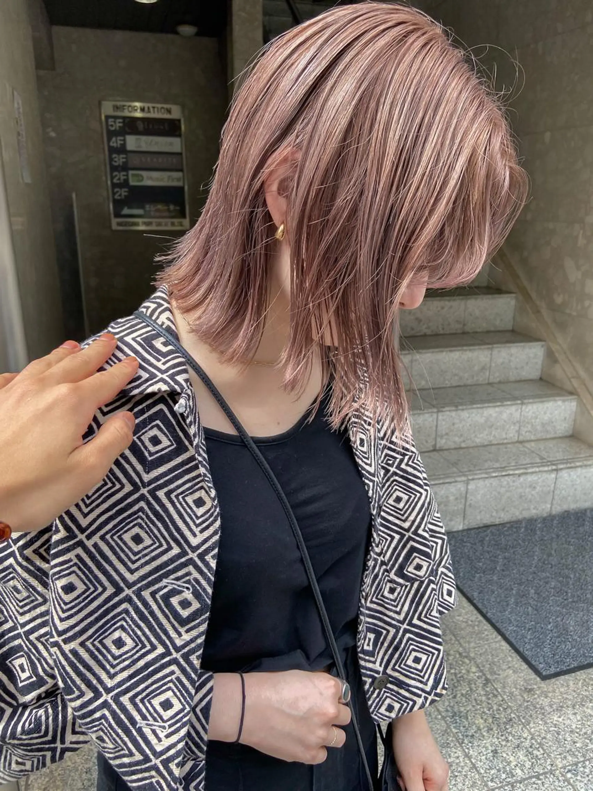 セミロング カラー ハイトーンカラー 岡本康平/ボブ /ブリーチ/レイヤーのヘアスタイル