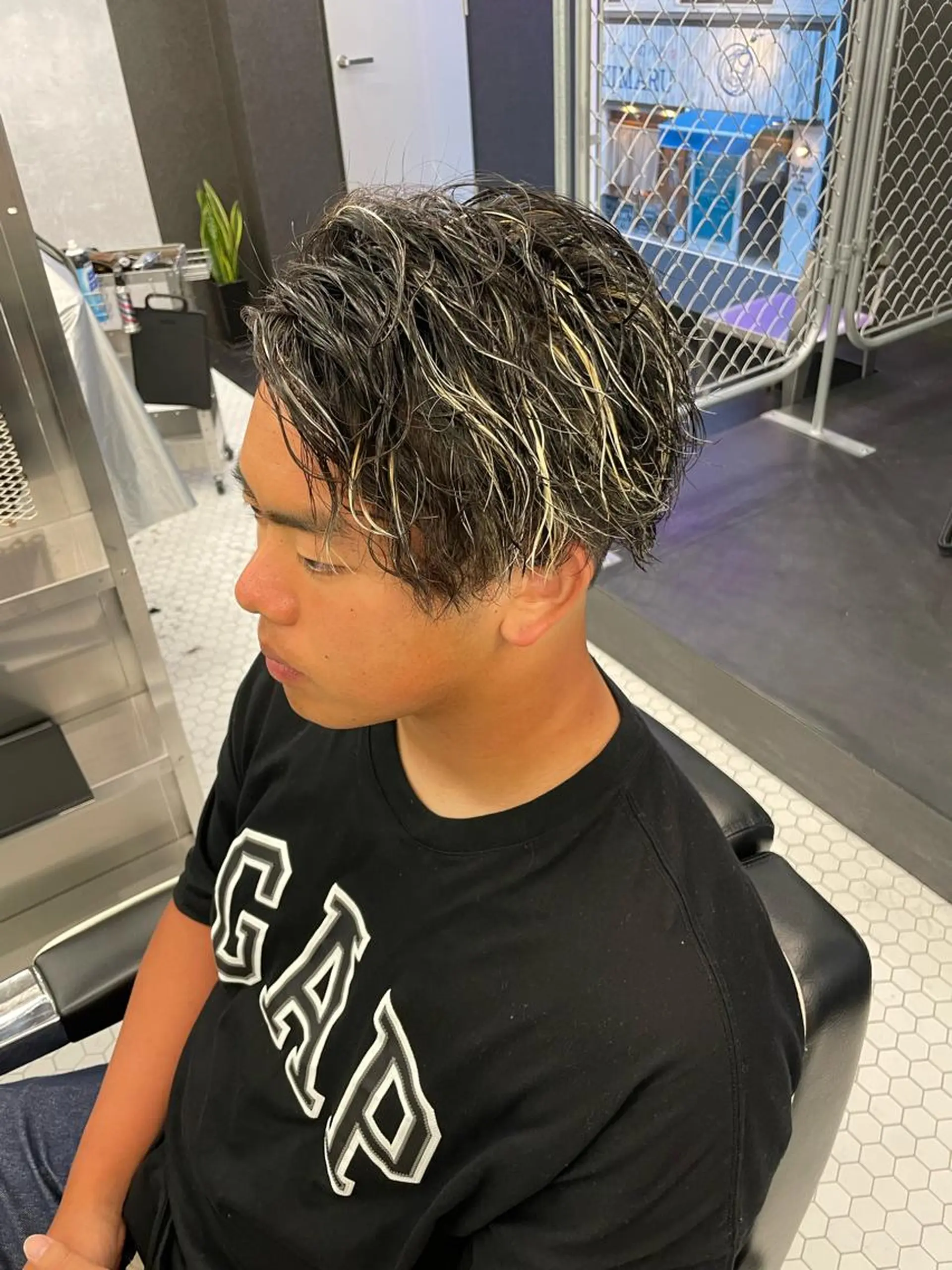 ミディアム カラー パーマ メンズ ミディアムパーマ メンズバレイヤージュ メンズブリーチ ビジネス センターパート カット ヘアカラー メンズ専門美容室 /久徳大輝のヘアスタイル