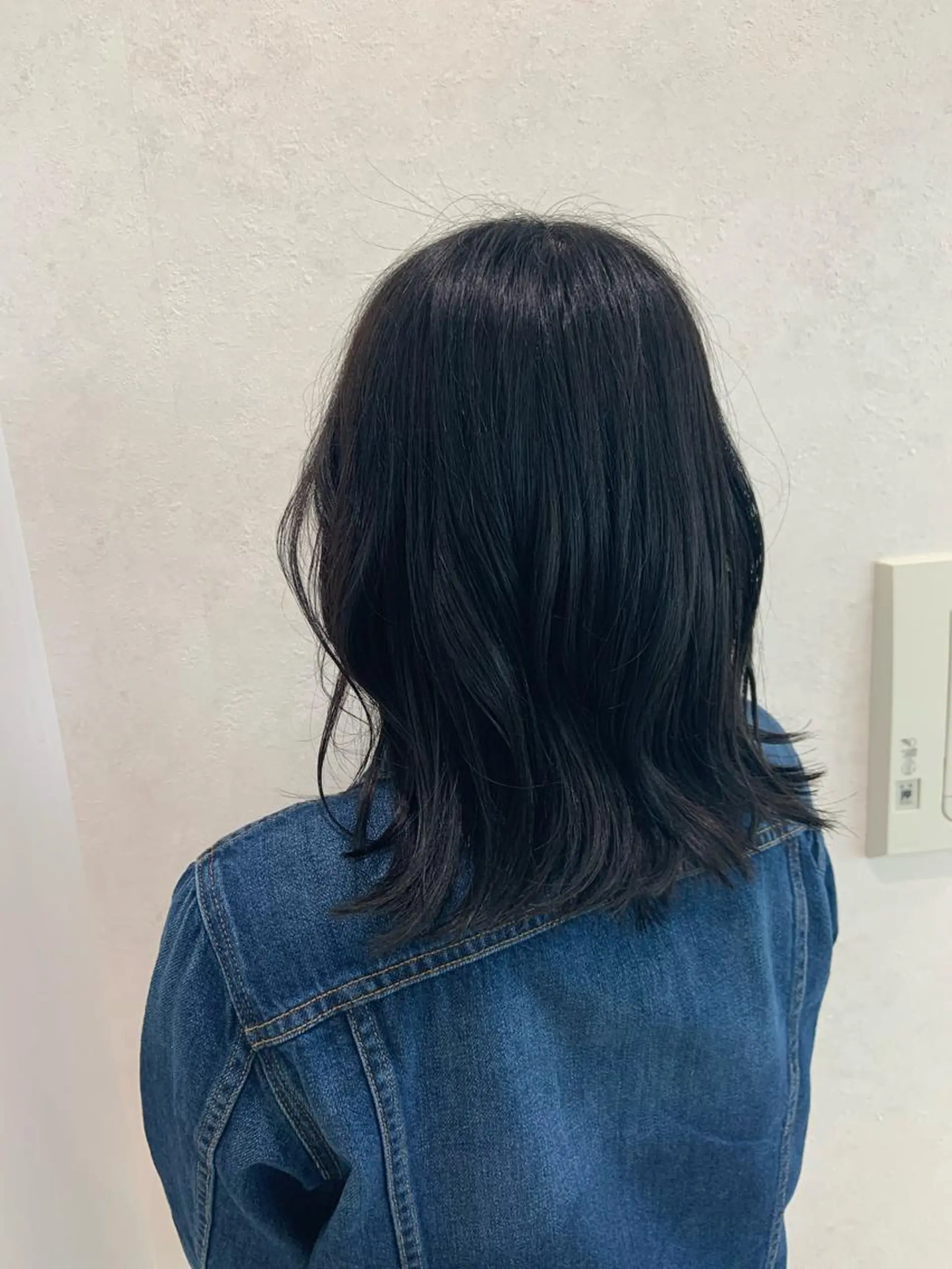 セミロング カラー パーマ 黒髪 ブルーカラー ブルーブラック ハイトーンカラー🤍 山下 優華のヘアスタイル