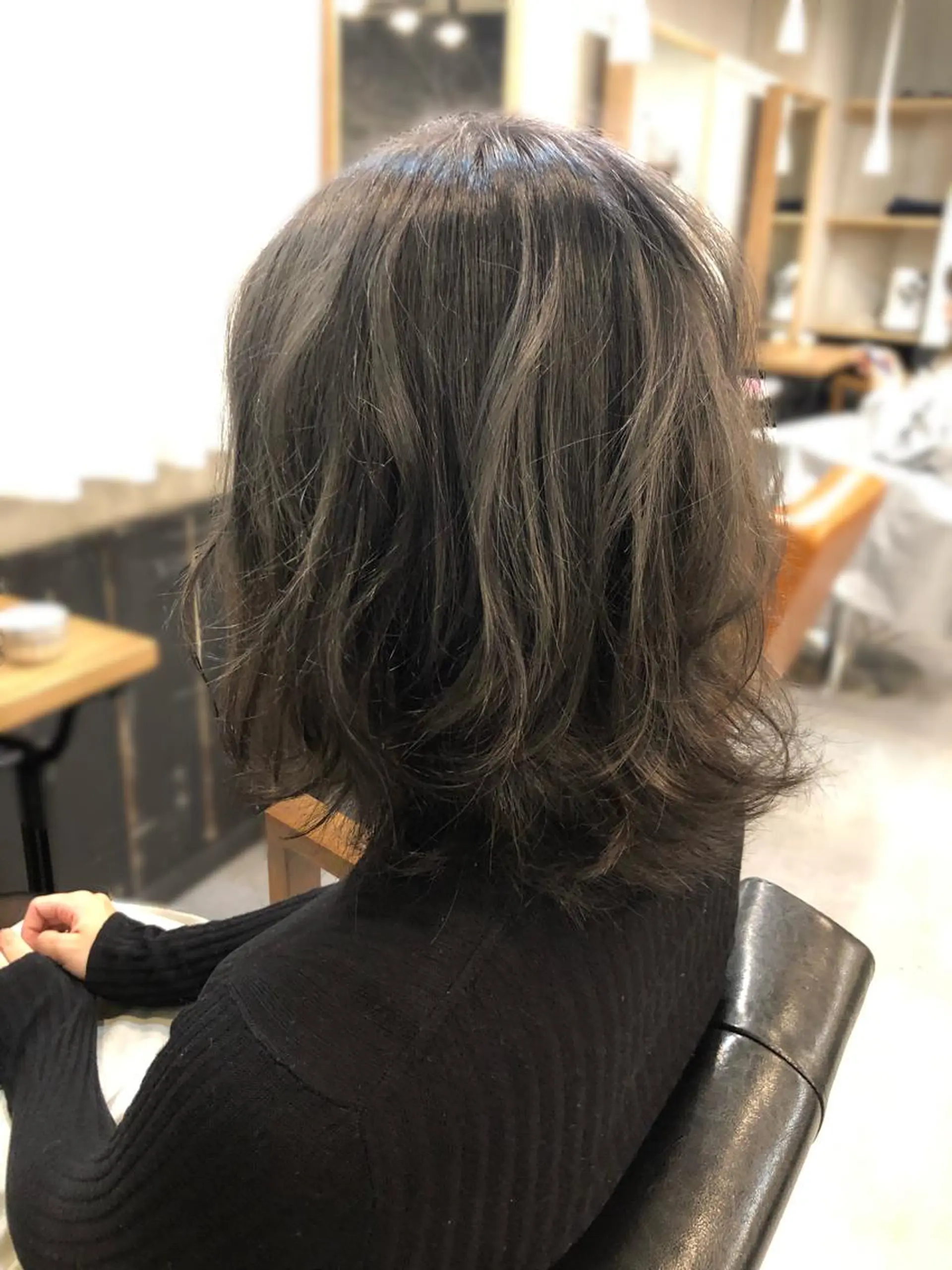 ミディアム カラー ヘアアレンジ ブリーチ ケアブリーチ ダークグレー シルバー 美髪矯正 🌈髪質改善 山下のヘアスタイル