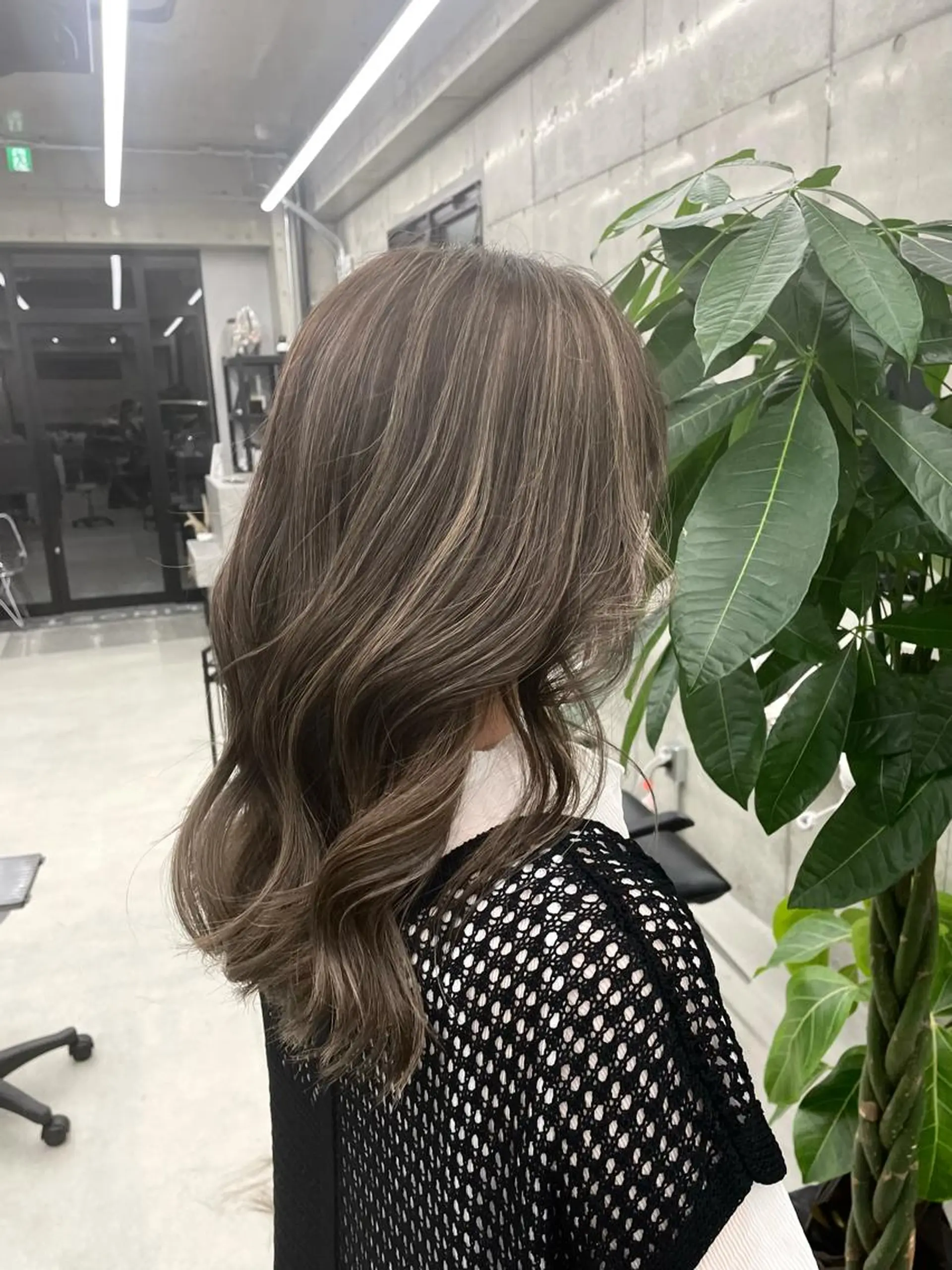 ミディアム カラー 岡留 愛美のヘアスタイル