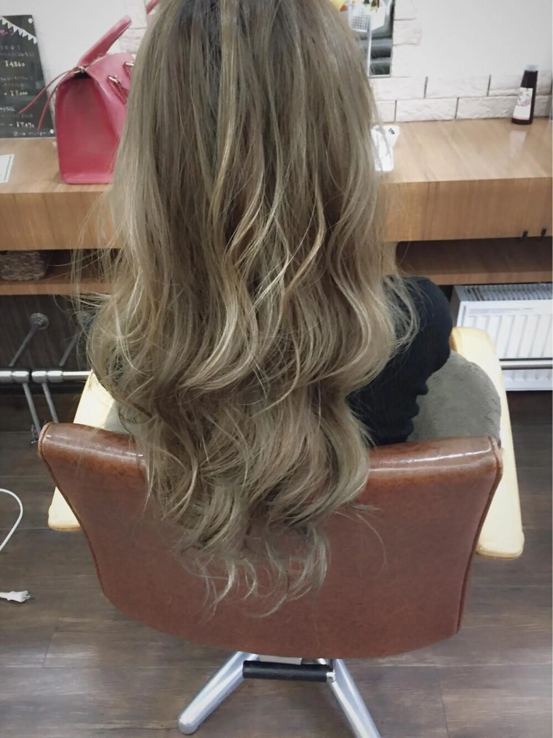 ロング カラー アッシュ ベージュカラー ブリーチ ハイライトカラー 外国人風カラー 齊藤 篤士のヘアスタイル