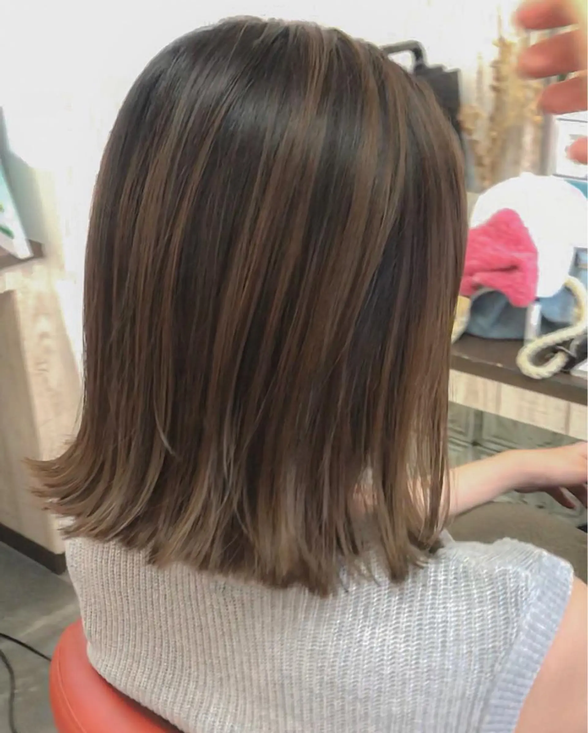 ミディアム カラー バレイヤージュ ブリーチ ブリーチなしカラー レイヤーカット ヘアカラー トリートメント ハイライト、レイヤー カット/西梅田/中西のヘアスタイル